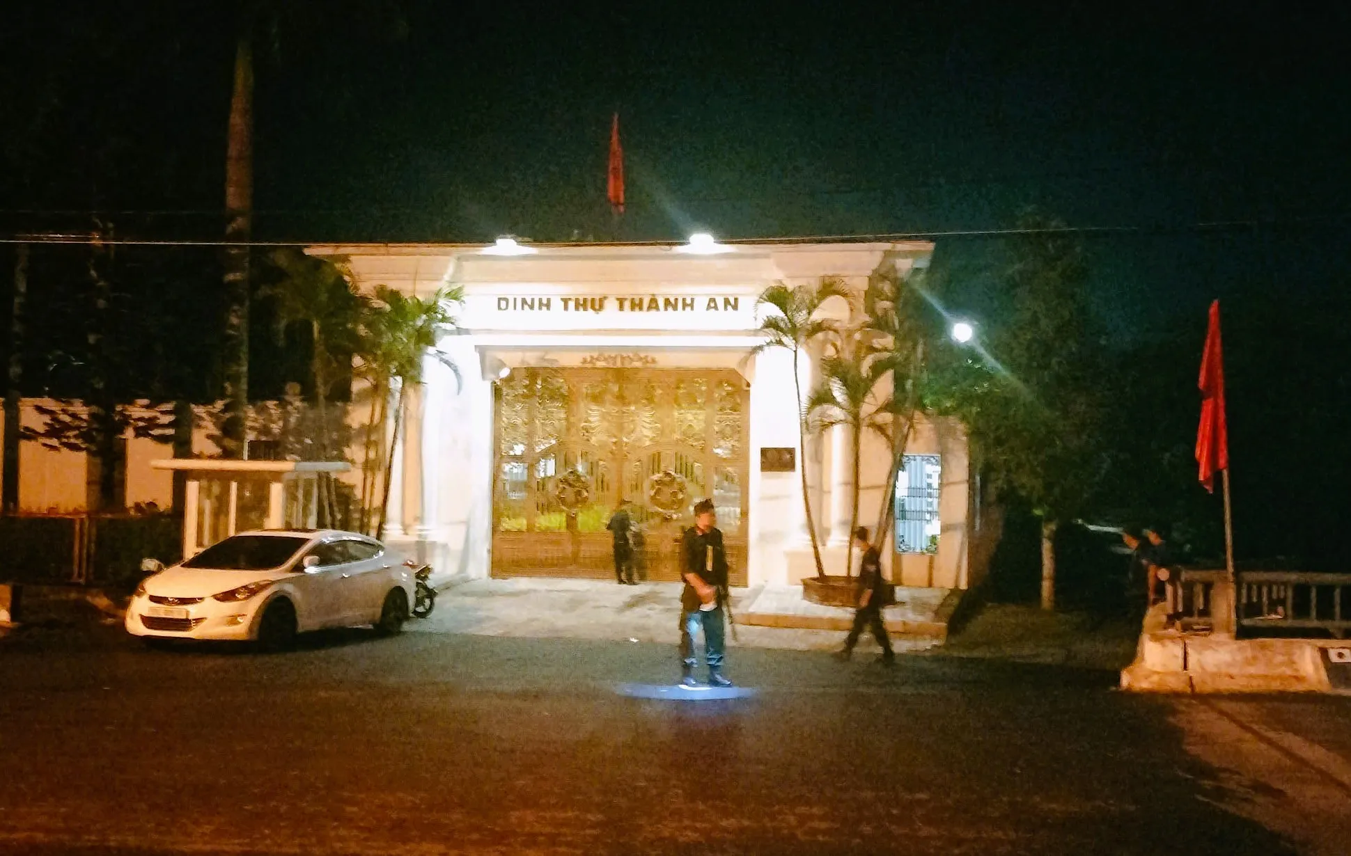 Công an khám xét nhà bầu Đoan trong khu dinh thự Thành An thời điểm tống đạt lệnh bắt tạm giam - Ảnh: THÀNH NAM