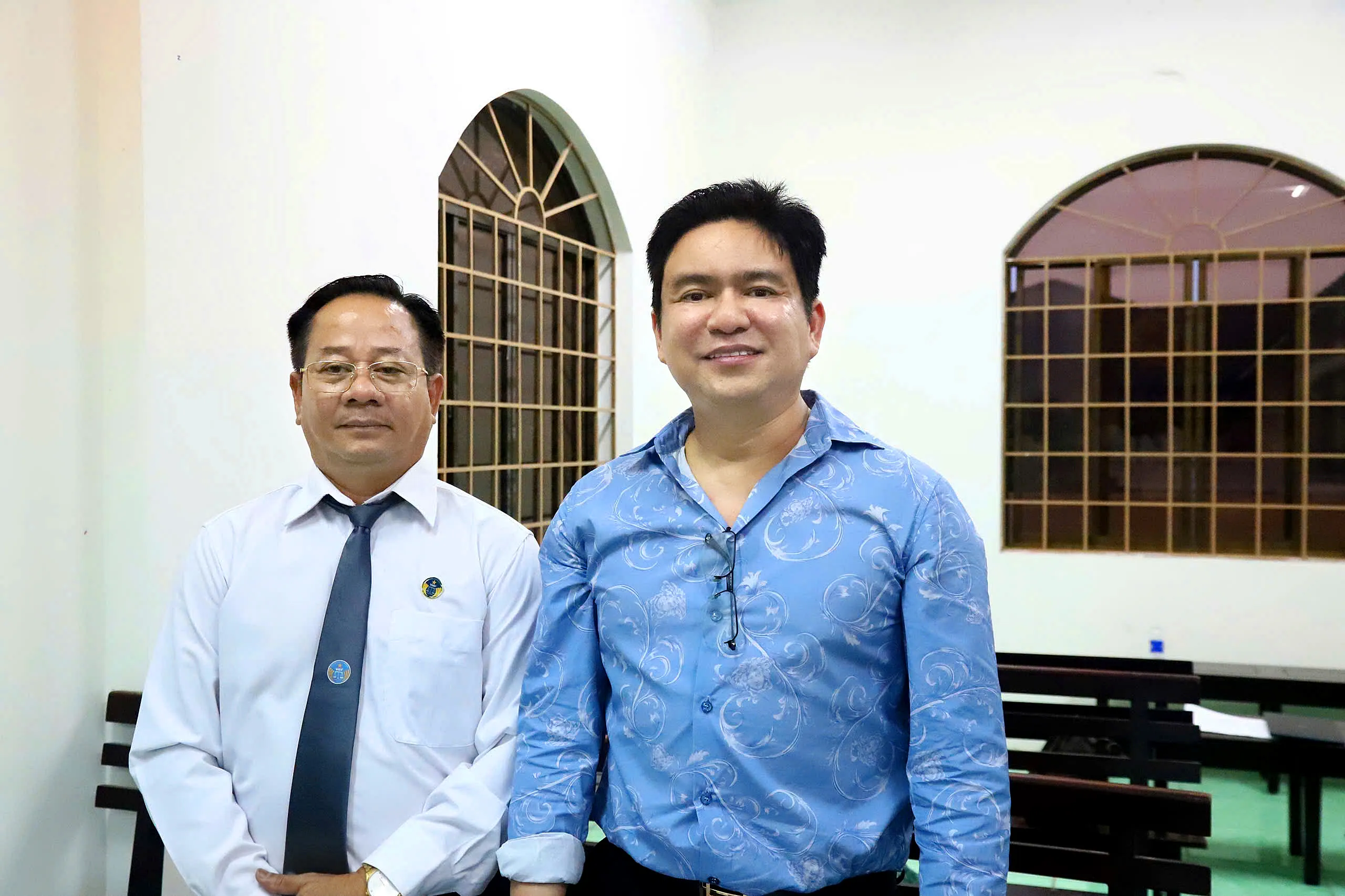 Ông Chiêm Quốc Thái và luật sư tại tòa sơ thẩm - Ảnh NGỌC LÂN