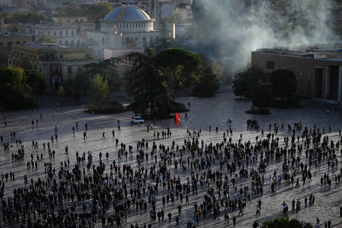 Người biểu tình tập trung tại thủ đô Tirana (Albania) ngày 24-10 - Ảnh: AFP