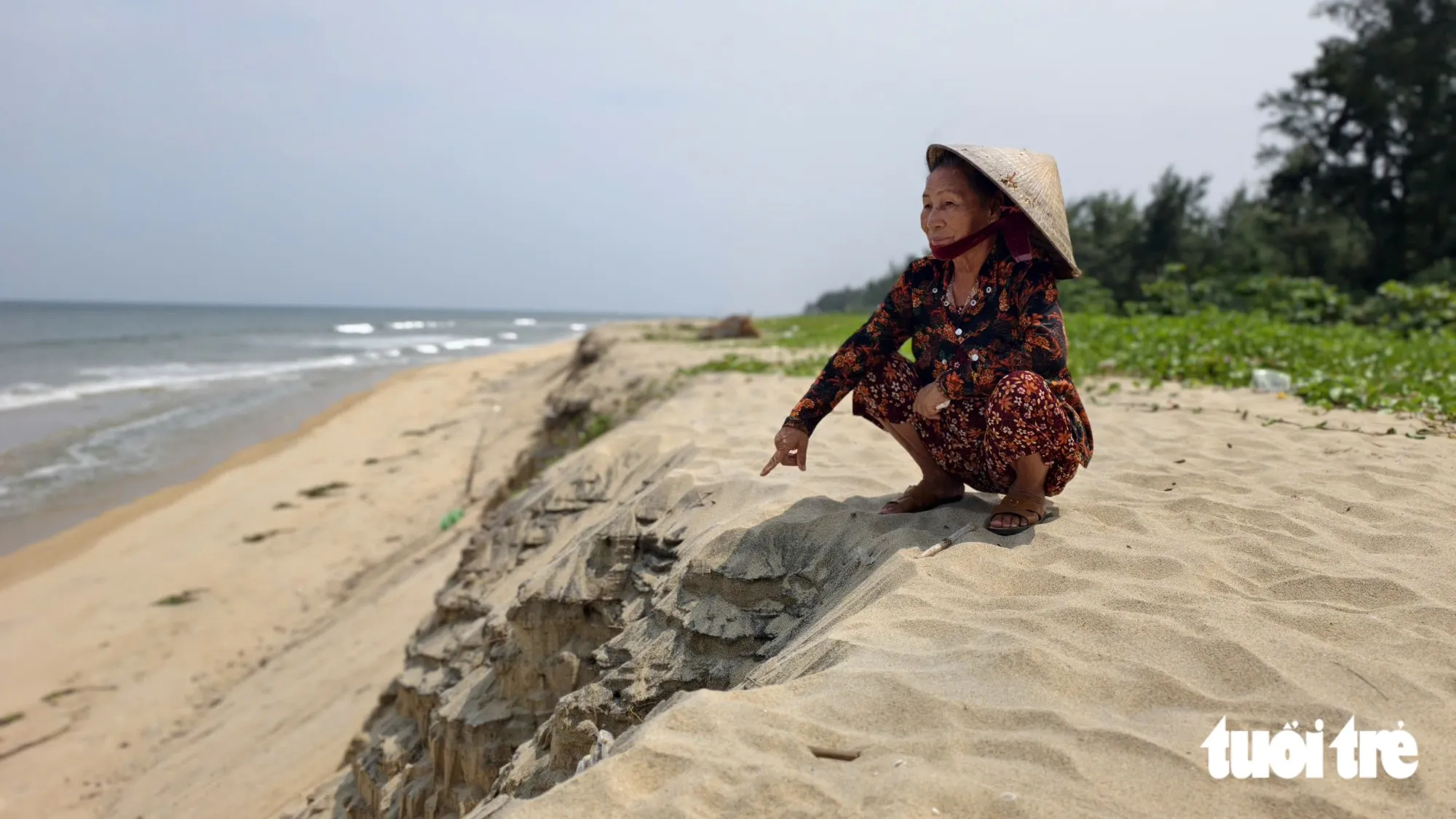 Bà Thanh bất an trước việc bờ biển bị 