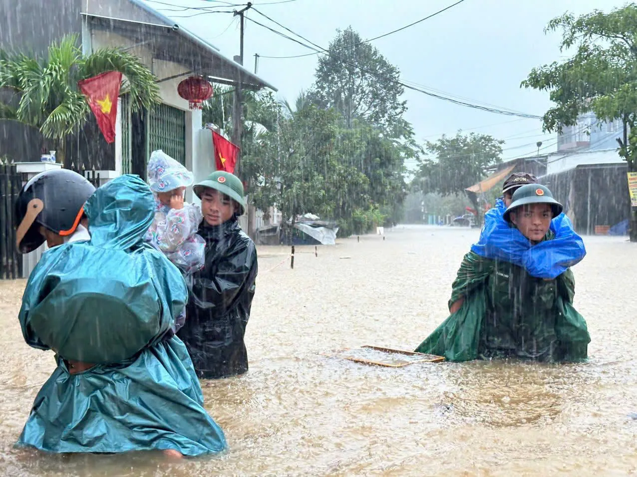 Bộ đội Đà Nẵng hỗ trợ đưa người dân ra khỏi vùng thấp trũng - Ảnh: QUANG CƯỜNG