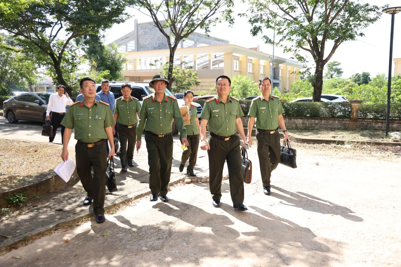 Đoàn khảo sát của Bộ Công an khảo sát trụ sở cũ của Công an tỉnh Quảng Trị - Ảnh: TRẦN KHÔI