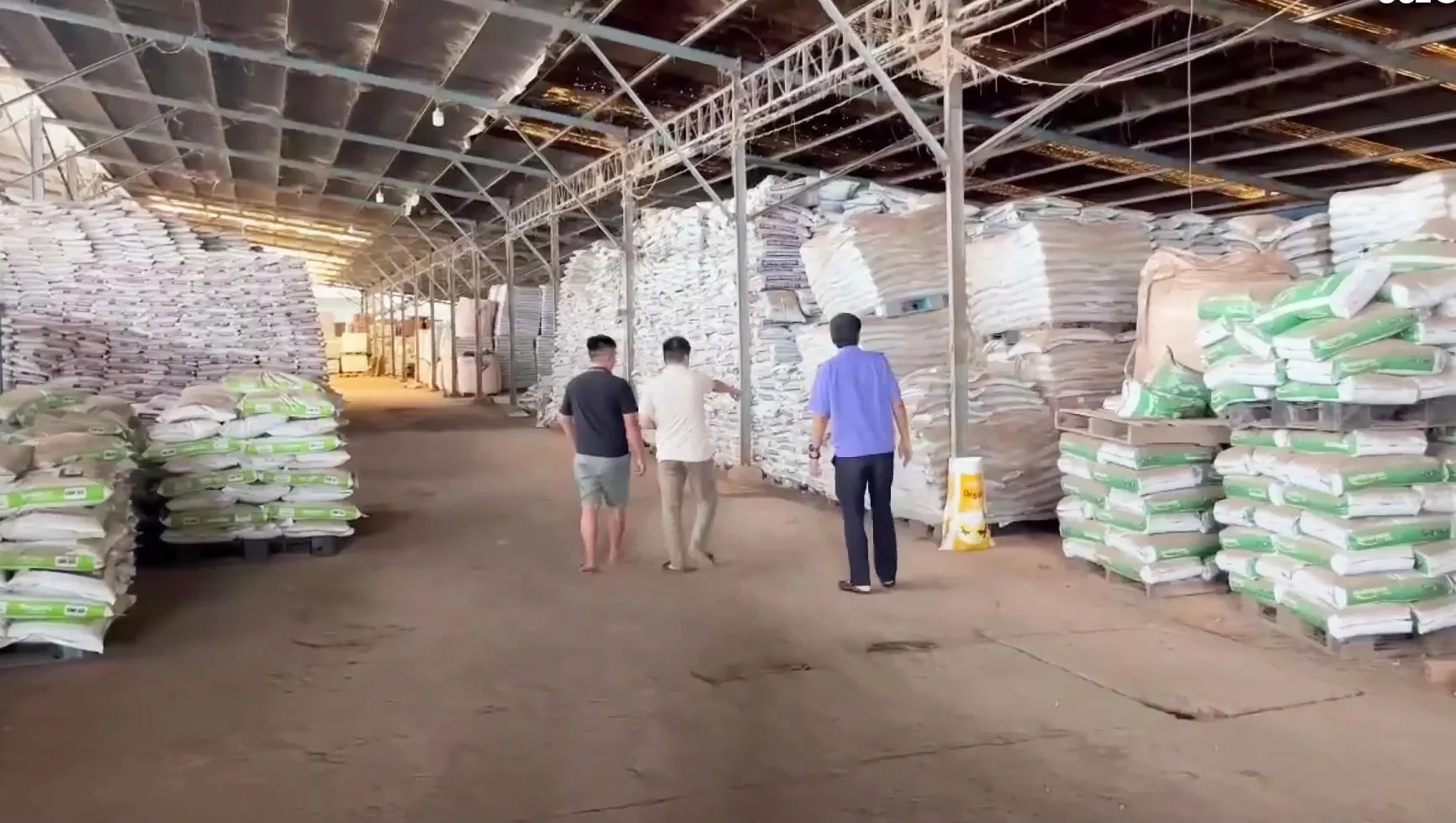 Cơ quan chức năng kiểm tra một công ty trong đường dây sản xuất phân bón giả - Ảnh: SỸ ĐỨC