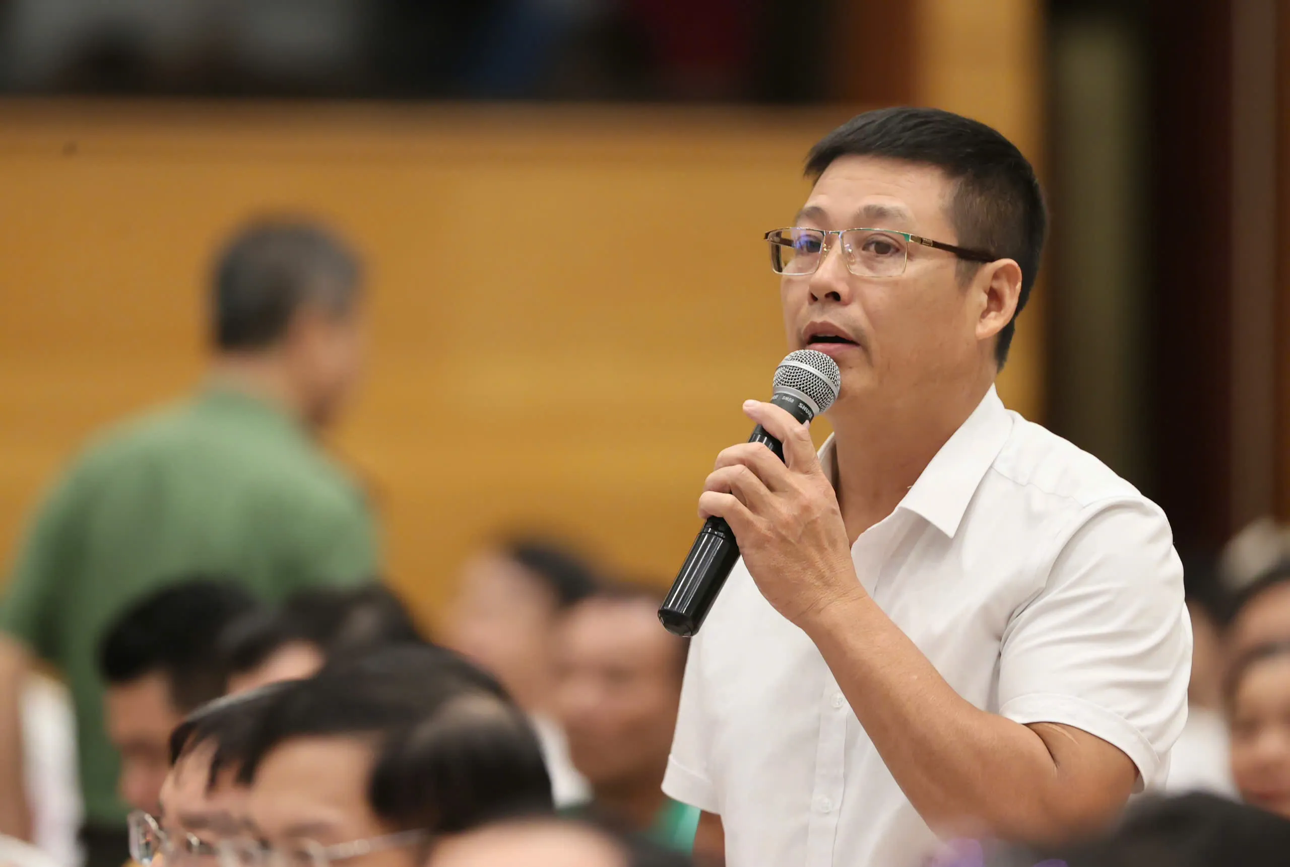 Ông Lưu Văn Dũng, Nông dân Việt Nam xuất sắc tỉnh Hưng Yên, đặt câu hỏi - Ảnh: ANH HƯNG