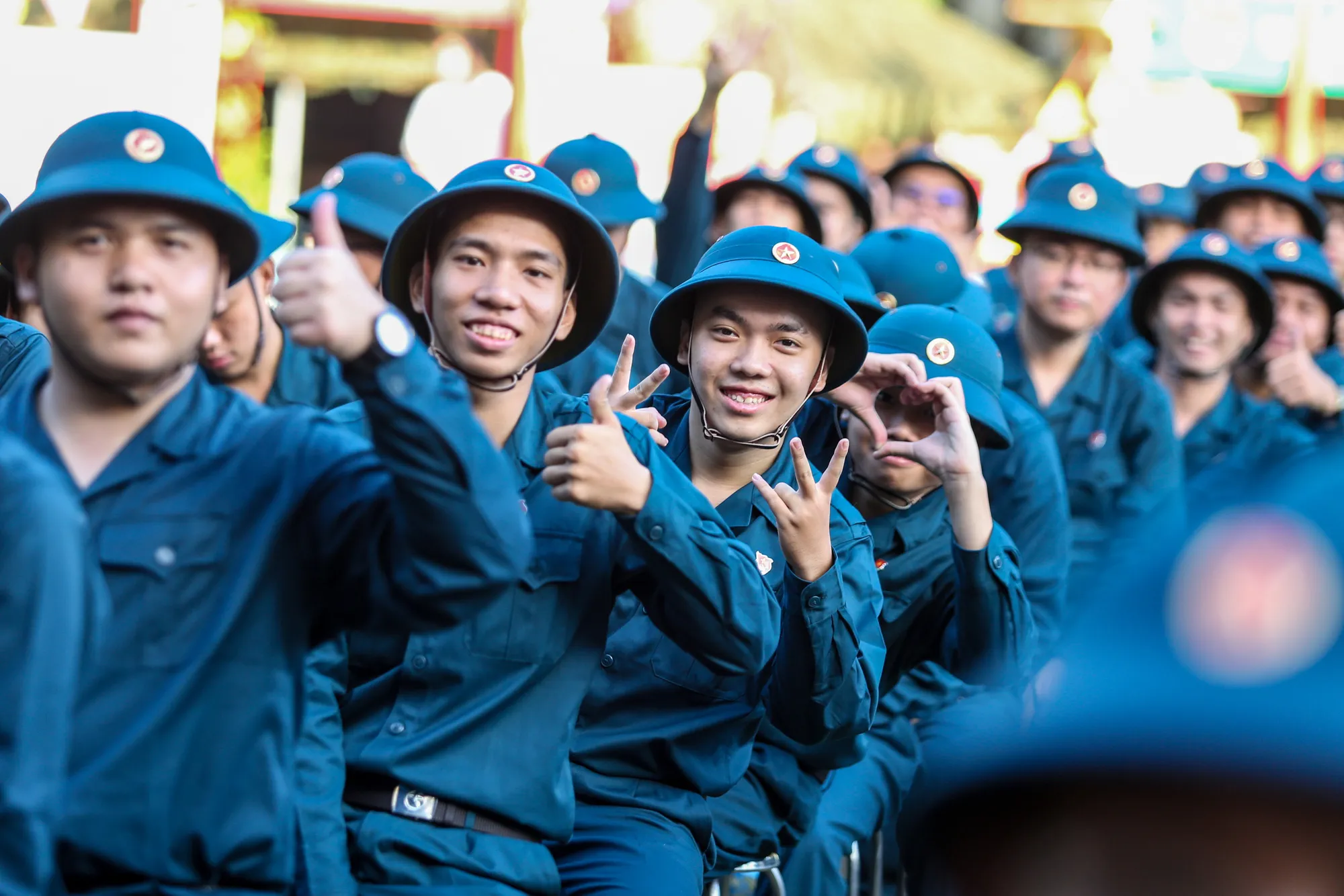 Công dân lên đường thực hiện nghĩa vụ quân sự - Ảnh: PHƯƠNG QUYÊN
