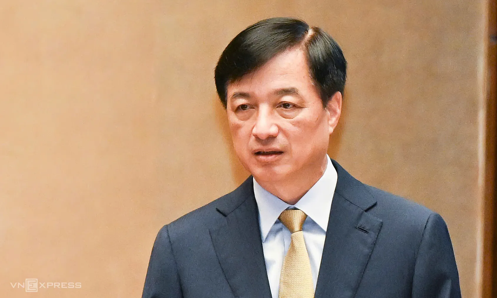 Trưởng ban Tổ chức Trung ương Nguyễn Duy Ngọc trình bày nội dung ba Nghị quyết về xây dựng Đảng, sáng 16/10.
