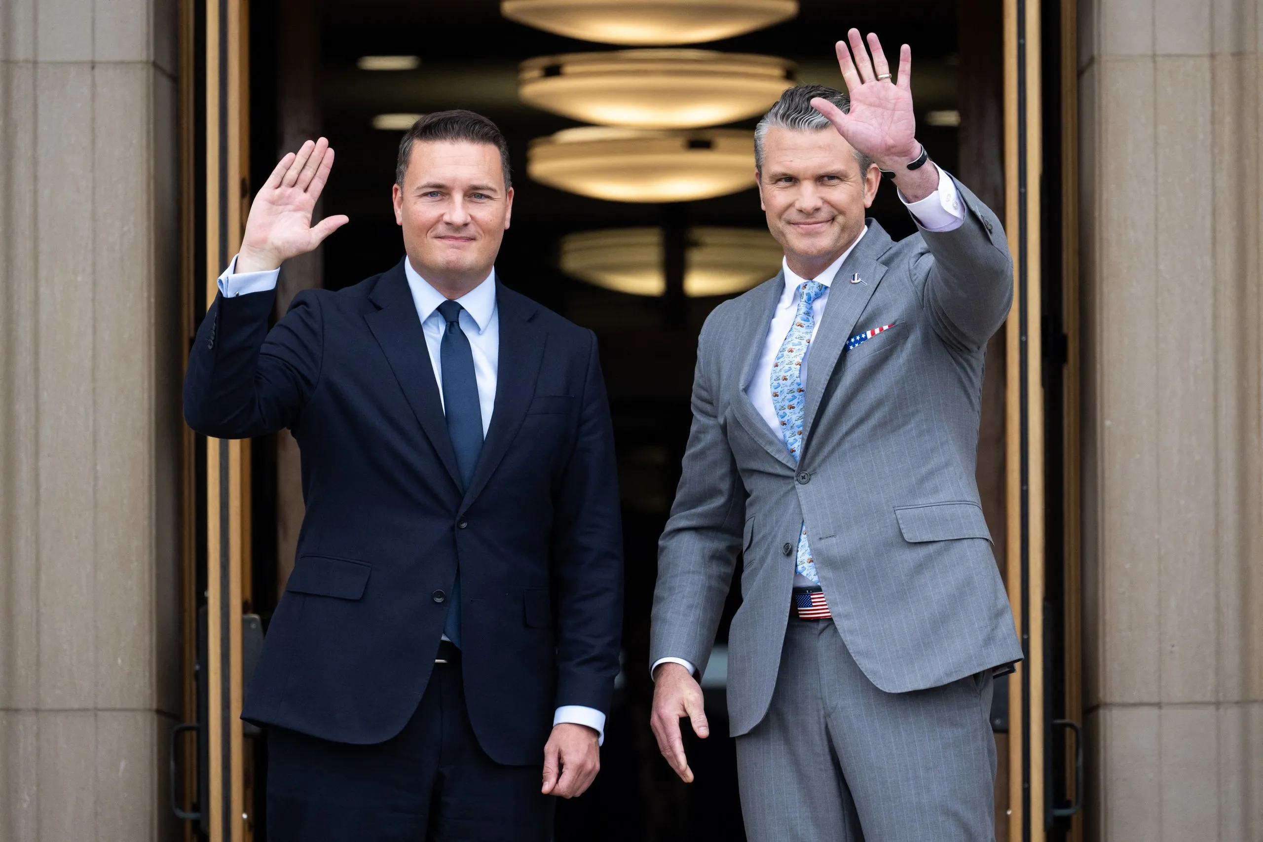 Bộ trưởng Quốc phòng Anh Wes Streeting (trái) và Bộ trưởng Chiến tranh Mỹ Pete Hegseth khi ông Streeting đến thăm Lầu Năm Góc hôm 16-10 - Ảnh: AFP