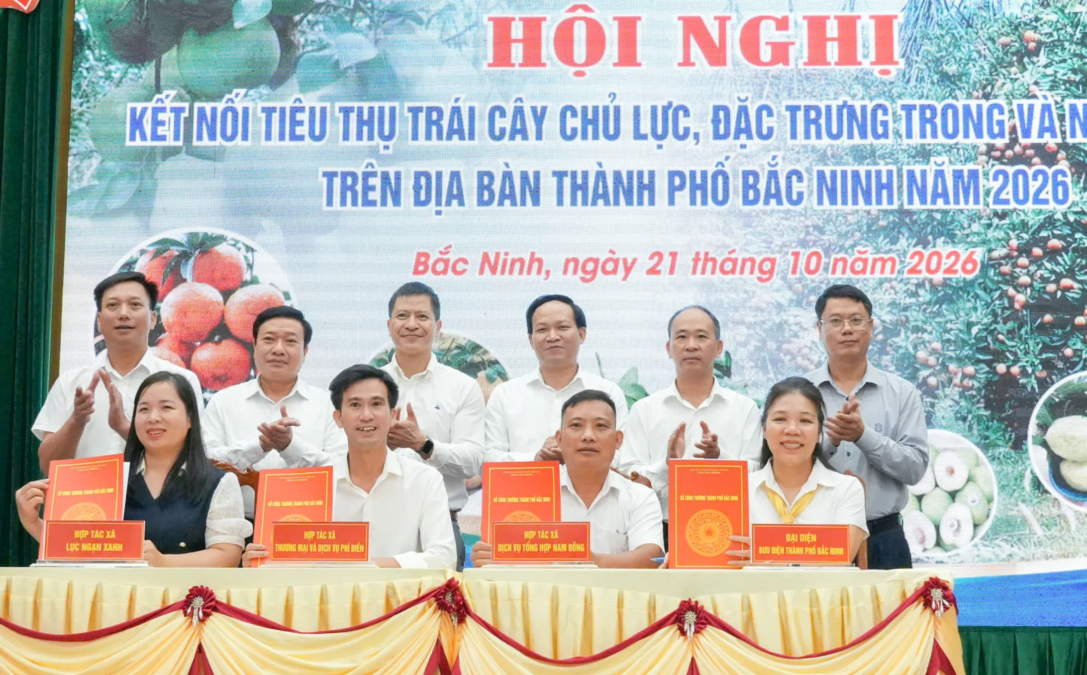Các hợp tác xã, đơn vị sản xuất đã ký kết biên bản hợp tác tiêu thụ cam, bưởi, táo, ổi và các nông sản chủ lực, đặc trưng năm 2026 với các doanh nghiệp logistics, hệ thống phân phối và chợ đầu mối - Ảnh: THU HƯƠNG