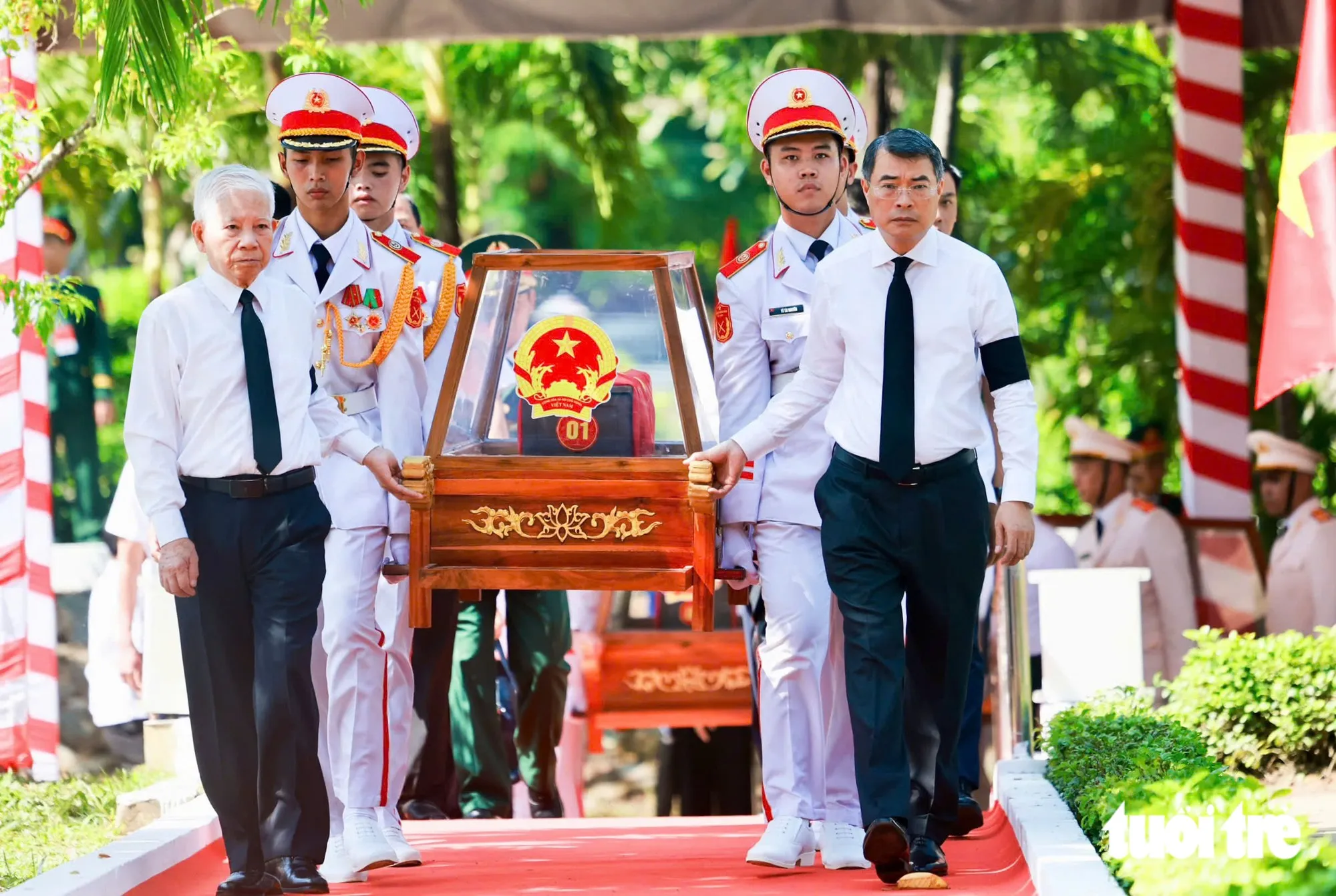 Thủ tướng Chính phủ Lê Minh Hưng và nguyên Ủy viên Bộ Chính trị, nguyên Chủ tịch nước Nguyễn Minh Triết dẫn đầu đoàn tiến vào kỳ đài - Ảnh: NGUYỄN KHÁNH