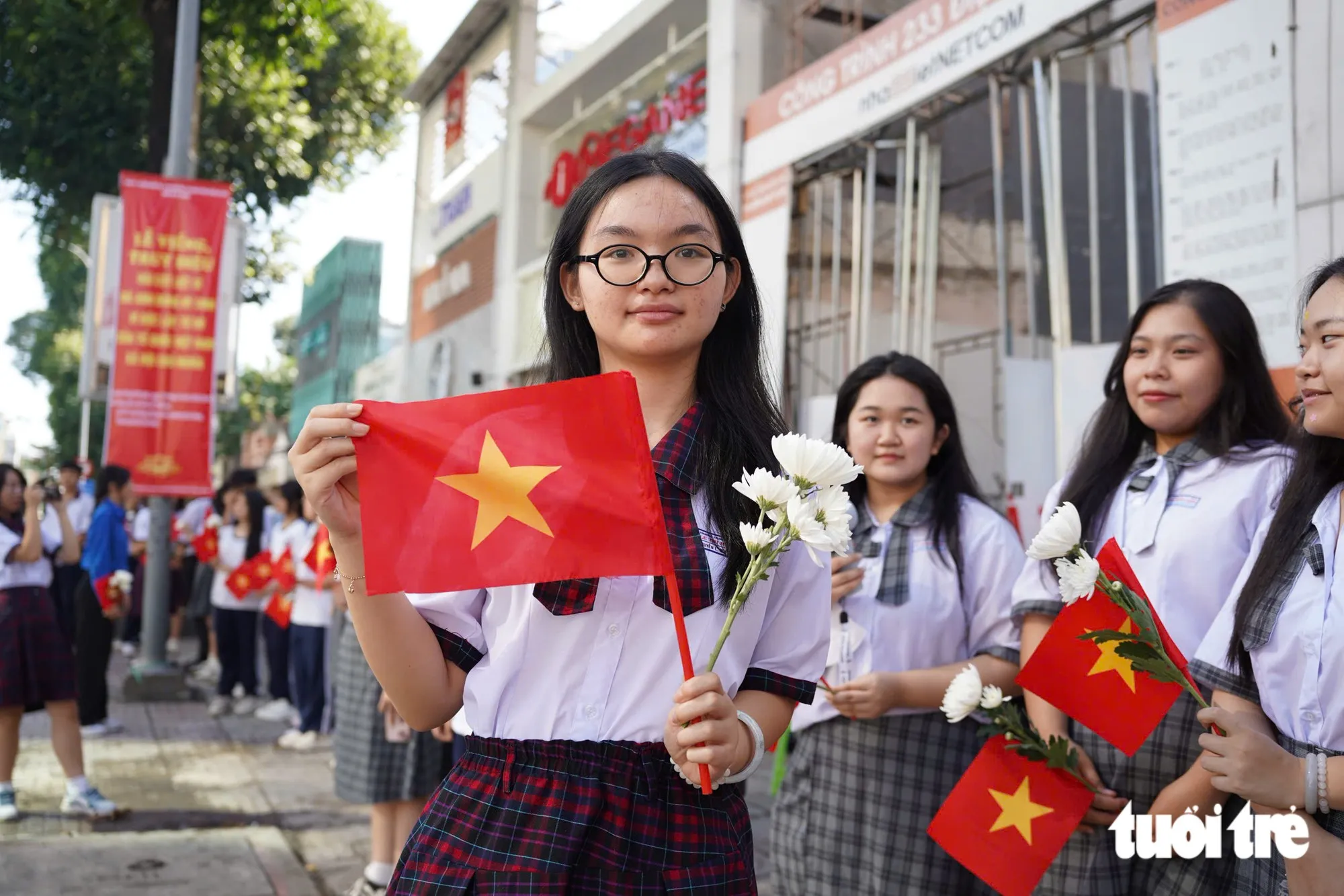 Em Lê Xuân Hòa, học sinh Trường THCS - THPT Lê Thị Hồng Gấm, cho biết em rất tự hào khi được tham gia đón đoàn, tiễn đưa các liệt sĩ. Có ông là cựu chiến binh trong gia đình, em càng thêm trân trọng những hy sinh của các thế hệ đi trước để đất nước có được hòa bình hôm nay. “Em thấy rất xúc động khi được trực tiếp tham gia hoạt động ý nghĩa này. Em muốn gửi lời tri ân đến các cô chú, các bác đã hy sinh vì Tổ quốc và tự nhắc mình phải sống có trách nhiệm hơn với đất nước”, Hòa chia sẻ - Ảnh: CAM LY