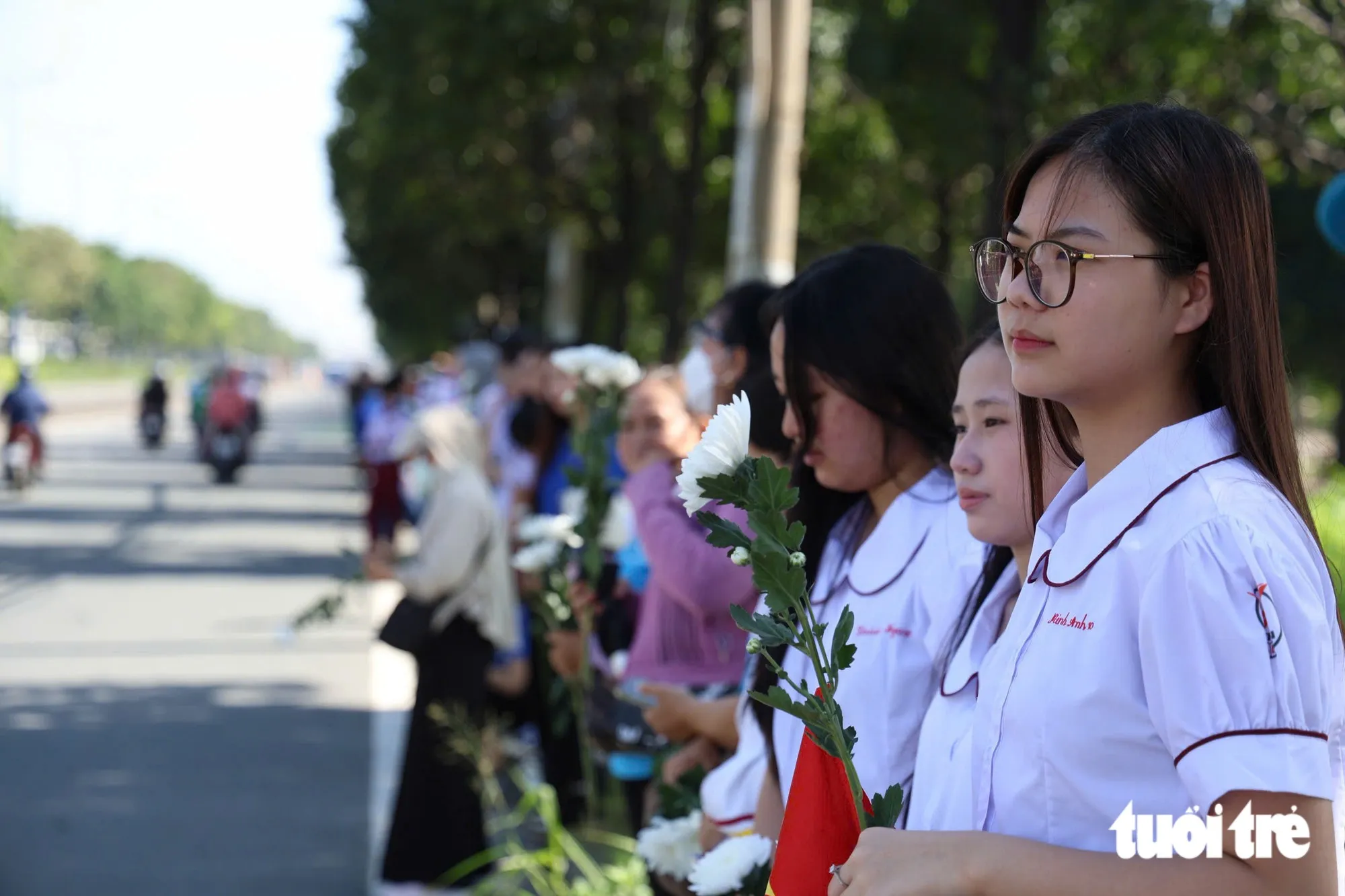 Em Nguyễn Đặng Minh Anh, học sinh Trường Ngô Thời Nhiệm, phường Phước Long, TP.HCM chia sẻ: “Khi đứng bên đường tiễn đưa liệt sĩ, em cảm nhận rõ hơn ý nghĩa của lòng biết ơn và sự tri ân. Những bông hoa trắng tụi em chuẩn bị hôm nay, tuy nhỏ bé nhưng là tình cảm chân thành mà chúng em muốn gửi đến các anh hùng liệt sĩ. Qua hoạt động này, em càng tự hào về truyền thống dân tộc và hiểu rằng thế hệ trẻ cần có trách nhiệm tìm hiểu lịch sử, tiếp nối truyền thống yêu nước của cha ông” - Ảnh: NGỌC LÂN