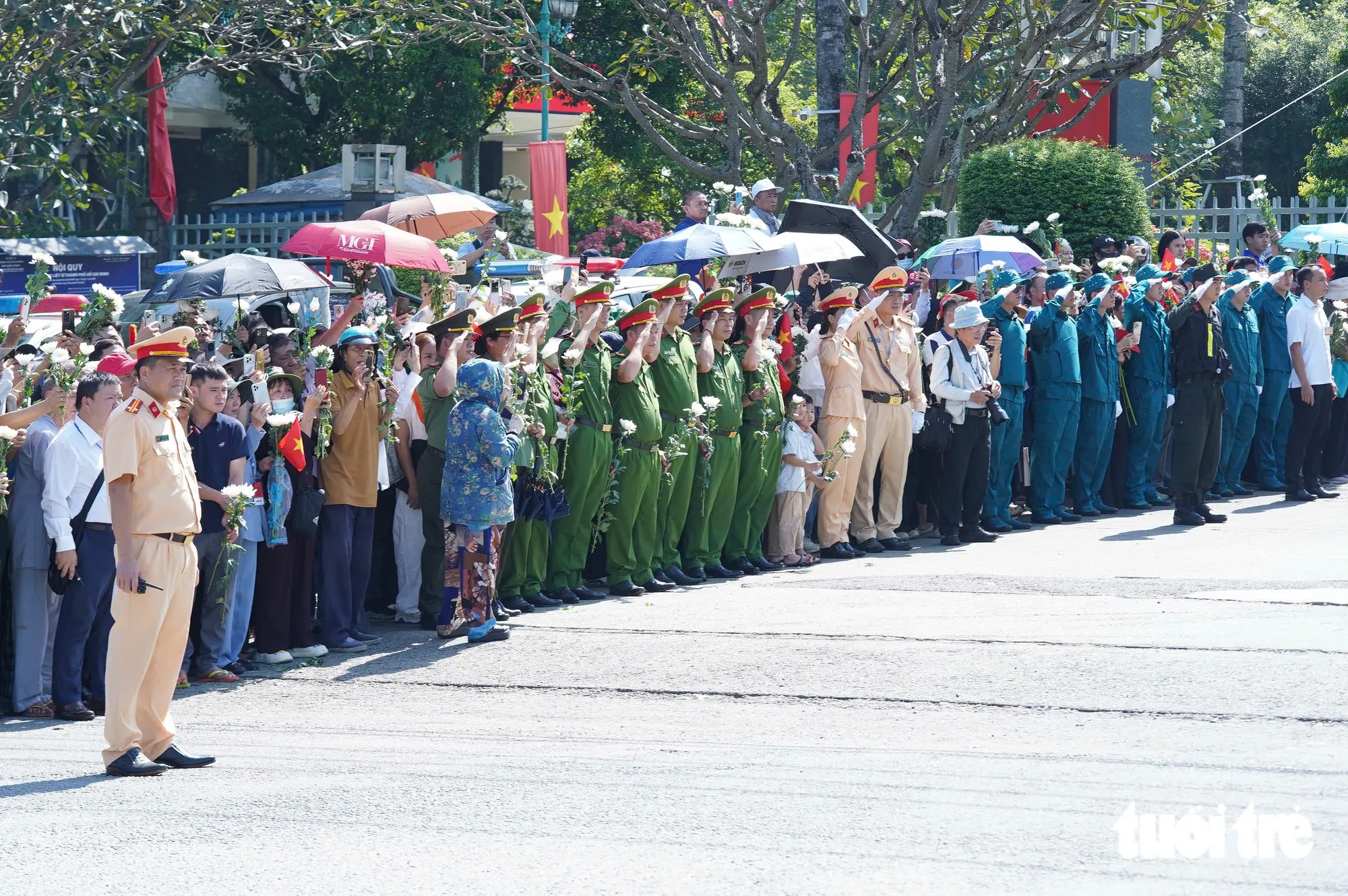 Người dân đứng kín trước Nghĩa trang Liệt sĩ TP. HCM chờ tiễn đưa các anh hùng liệt sĩ về nơi an nghỉ cuối cùng- Ảnh: QUỲNH TRÂM