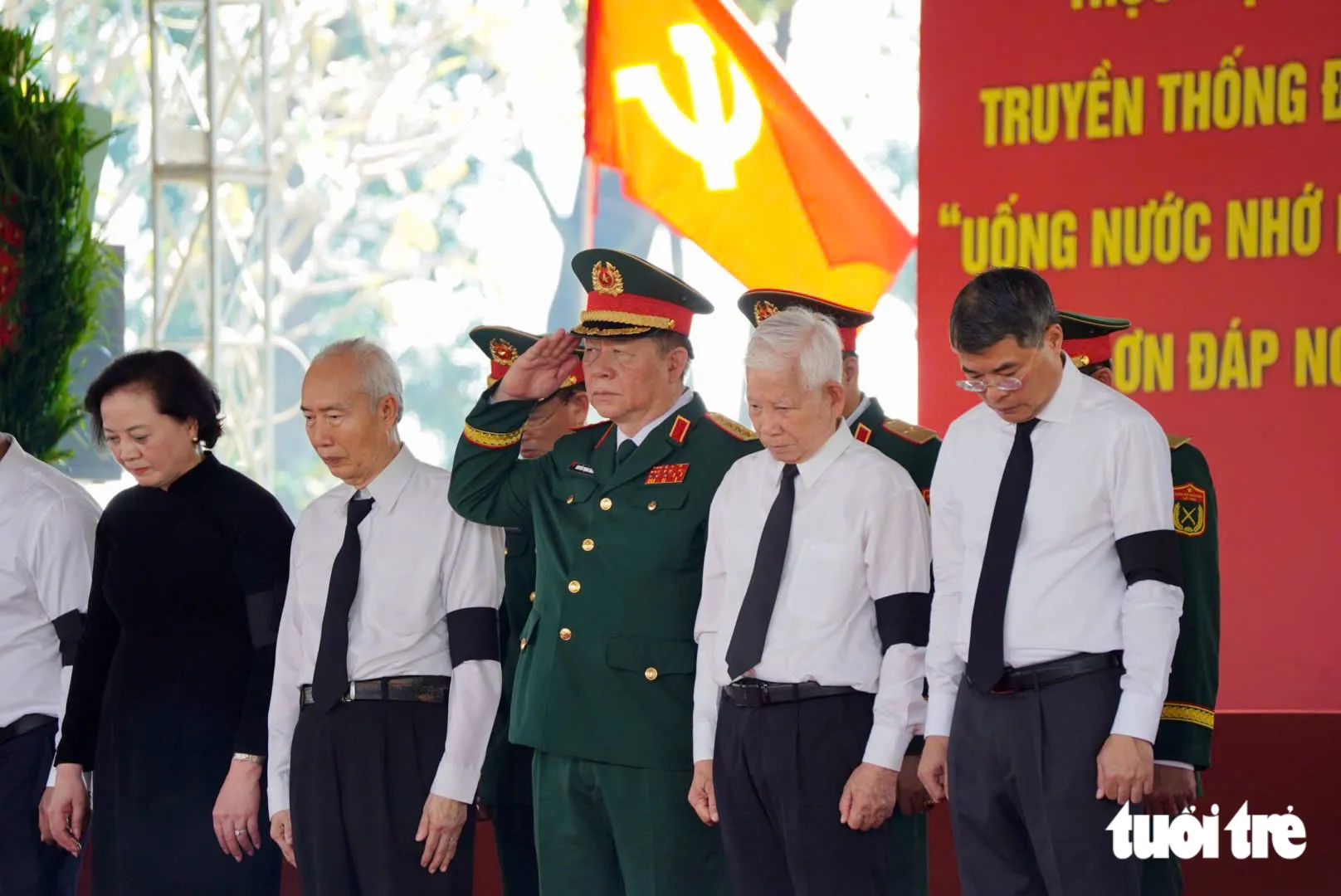 Lãnh đạo Đảng, Nhà nước cùng các đại biểu kính cẩn nghiêng mình tưởng niệm các anh hùng liệt sĩ đã anh dũng hy sinh vì độc lập, tự do của Tổ quốc, vì lý tưởng cách mạng và sự nghiệp xây dựng chủ nghĩa xã hội - Ảnh: HỮU DUY