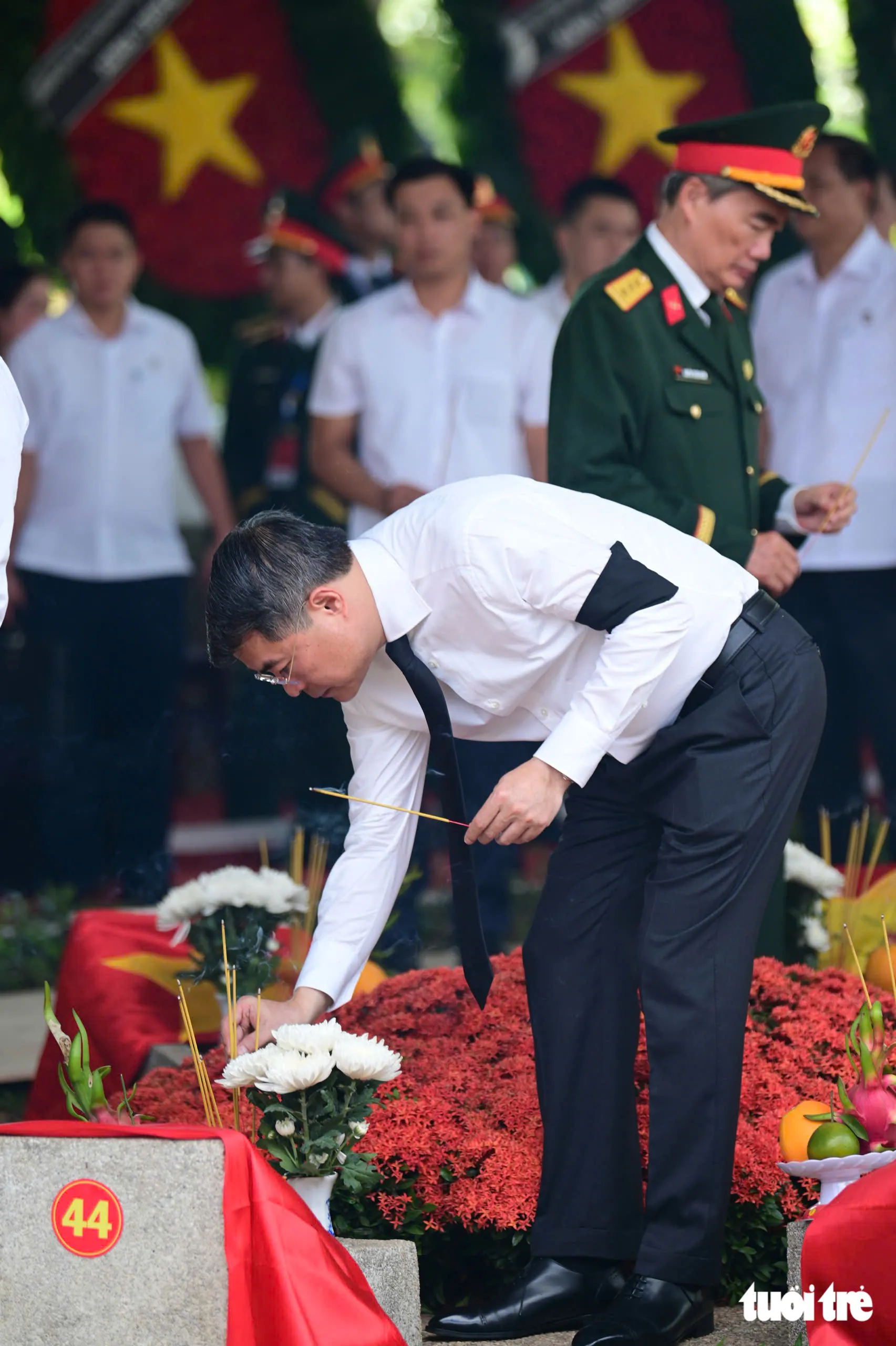 Thủ tướng Lê Minh Hưng thắp hương tại phần mộ các anh hùng liệt sĩ được tìm thấy ở công viên Lê Thị Riêng vừa đưa về an táng tại Nghĩa trang Liệt sĩ TP.HCM - Ảnh: TRÍ ĐỨC
