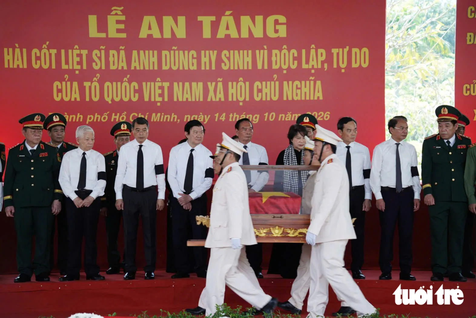 Đội danh dự đưa linh cữu liệt sĩ qua lễ đài trong lễ an táng tại Nghĩa trang liệt sĩ TP.HCM - Ảnh: HỮU DUY
