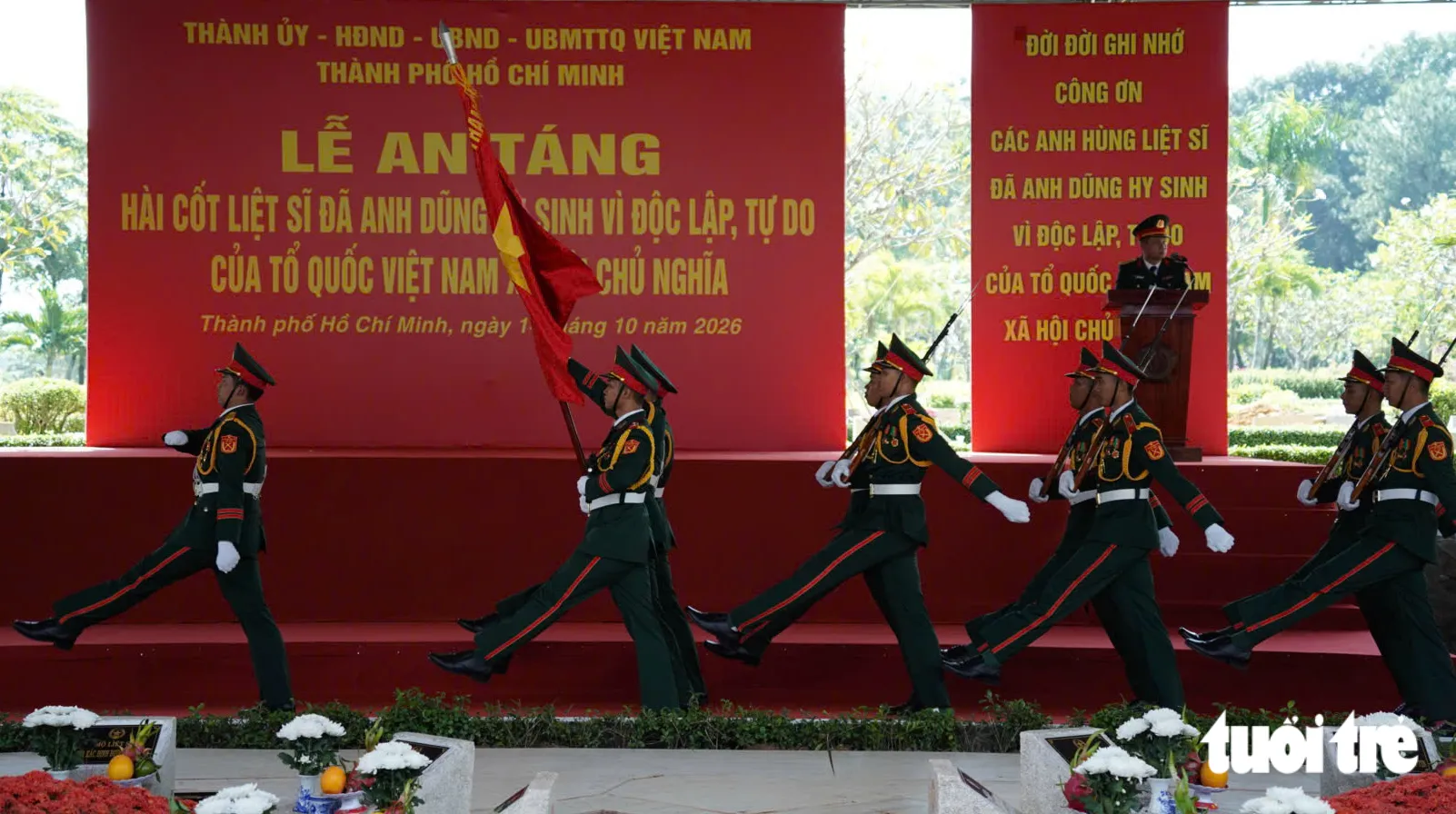 Đúng 9h30 Đoàn tiêu binh danh dự dẫn đầu thực hiện nghi thức tại lễ an táng liệt sĩ tại Nghĩa trang liệt sĩ TP.HCM - Ảnh: HỮU DUY