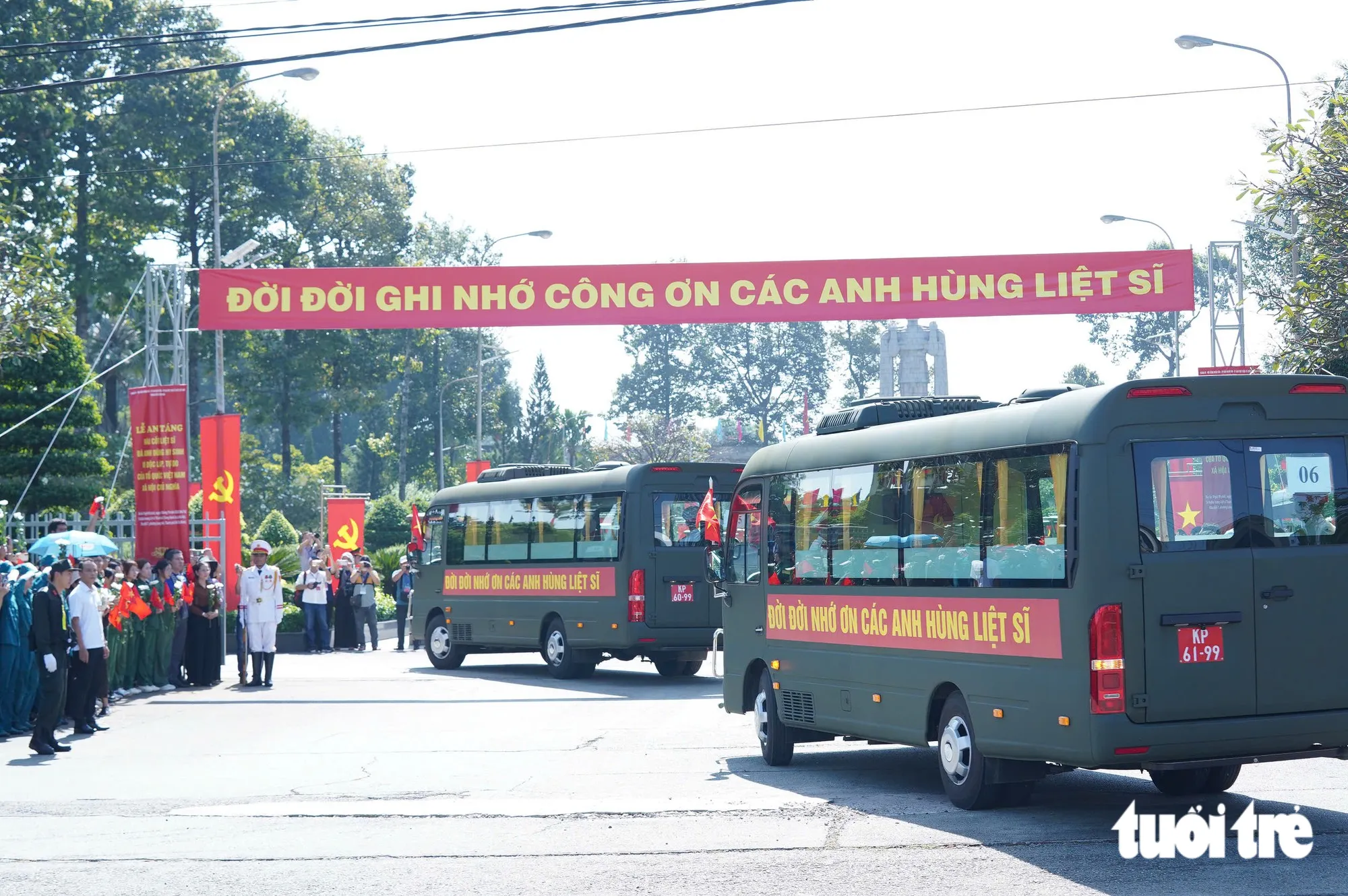 Đoàn xe đã đưa các liệt sĩ về đến Nghĩa trang Liệt sĩ TP. HCM - Ảnh: QUỲNH TRÂM