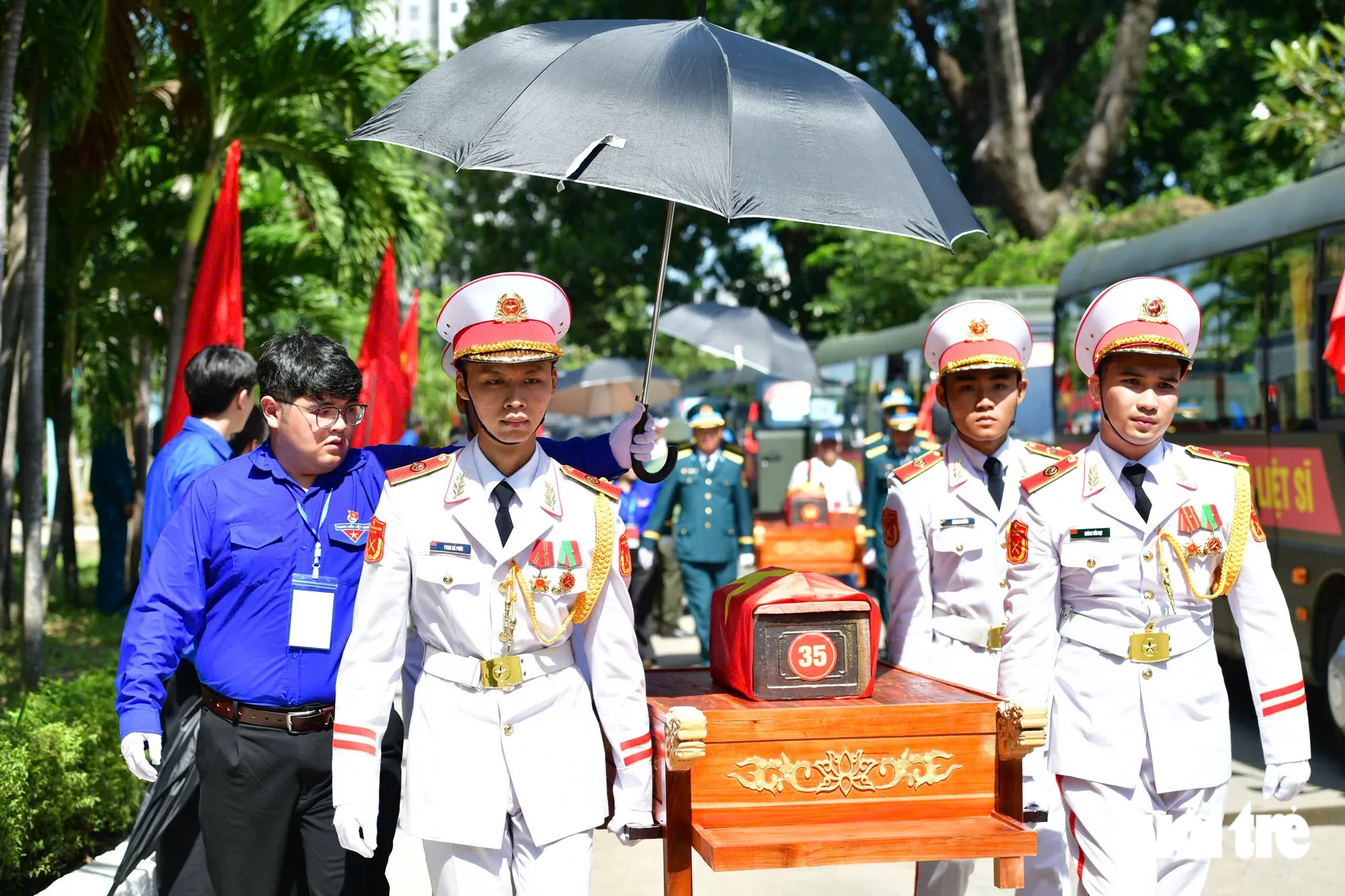 Đưa các anh về với đất mẹ - Ảnh: DUYÊN PHAN