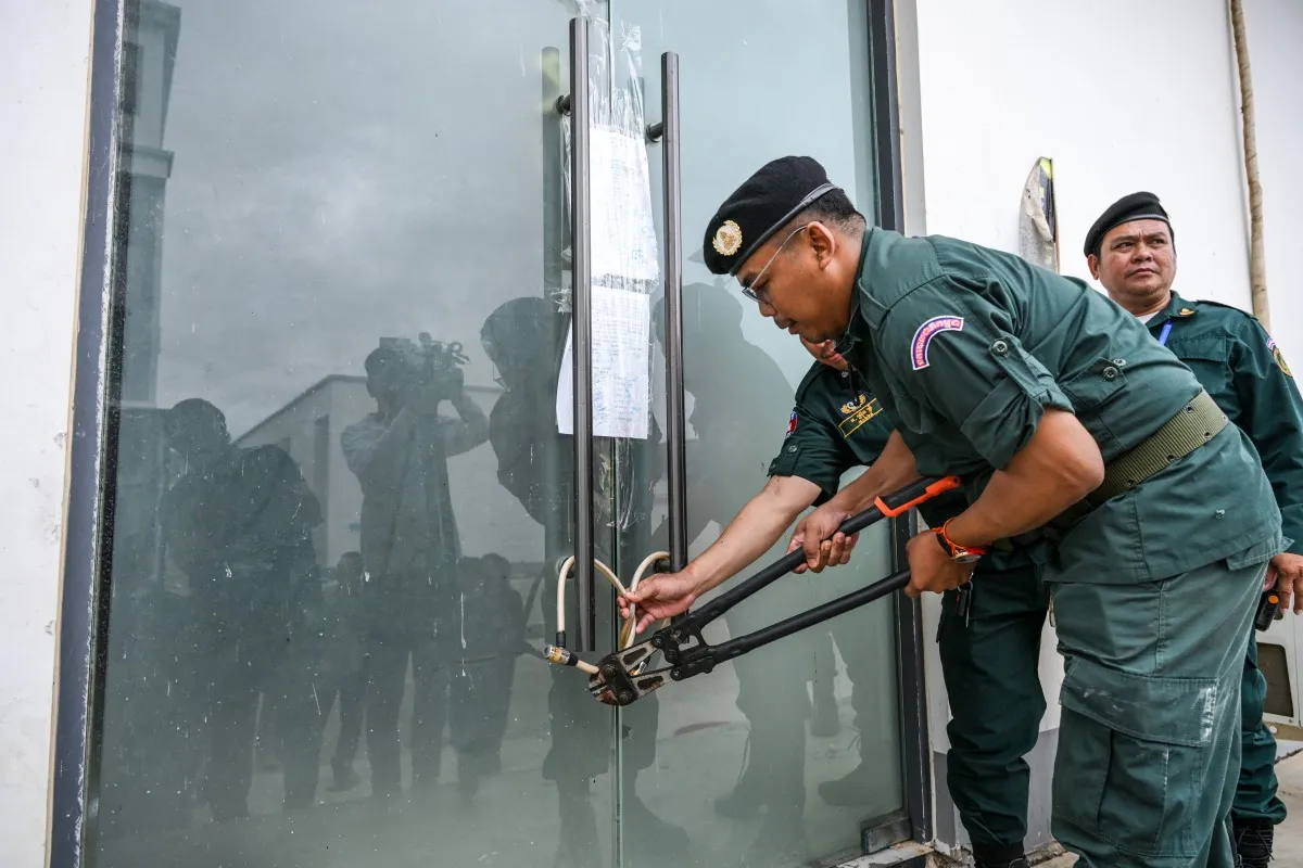 Cảnh sát mở cửa tòa nhà tại một trung tâm lừa đảo đã bị đóng cửa ở tỉnh Kandal, Campuchia ngày 22-9-2026 - Ảnh: AFP