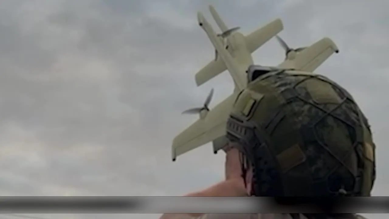 Lính Nga dùng drone đánh chặn hạ UAV Ukraine trong video công bố ngày 26/9.