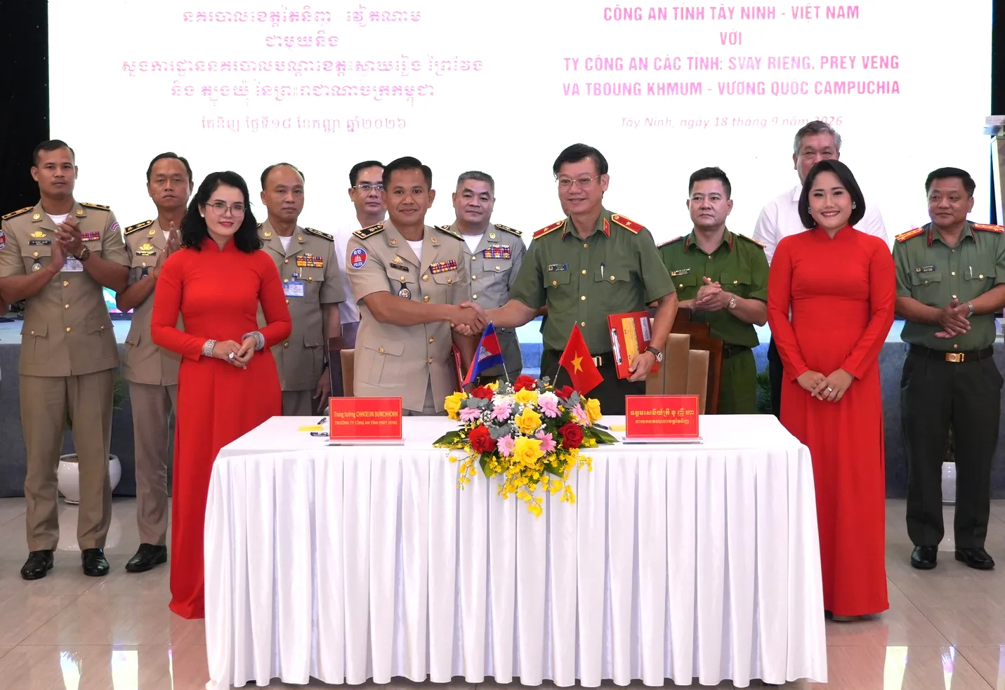 Thiếu tướng Vũ Như Hà - Giám đốc Công an tỉnh Tây Ninh ký kết hợp tác với Ty Công an 3 tỉnh giáp biên của Vương quốc Campuchia - Ảnh: AN LONG