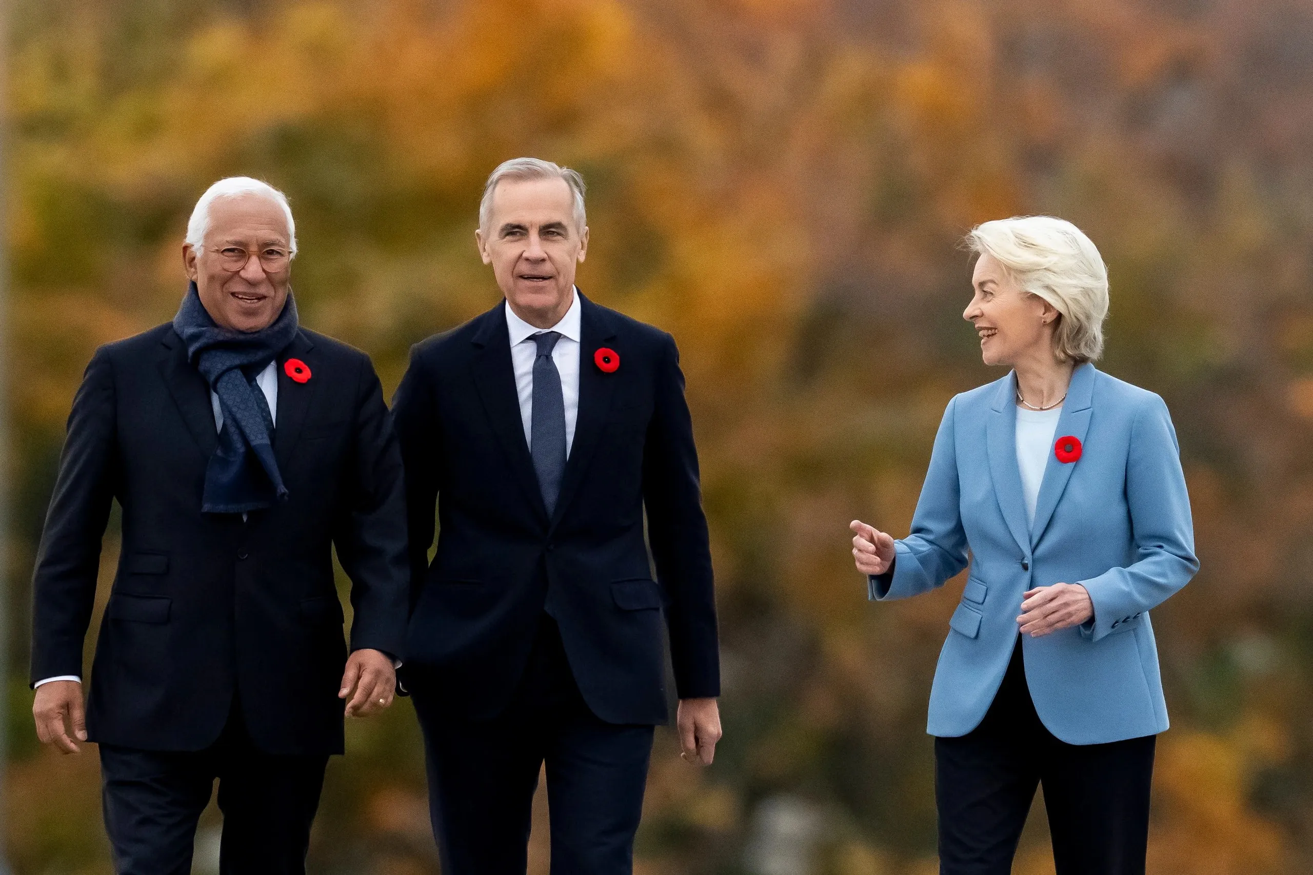 Thủ tướng Canada Mark Carney (giữa) đến dự Hội nghị thượng đỉnh Canada - EU tại Montreal ngày 30-10-2026