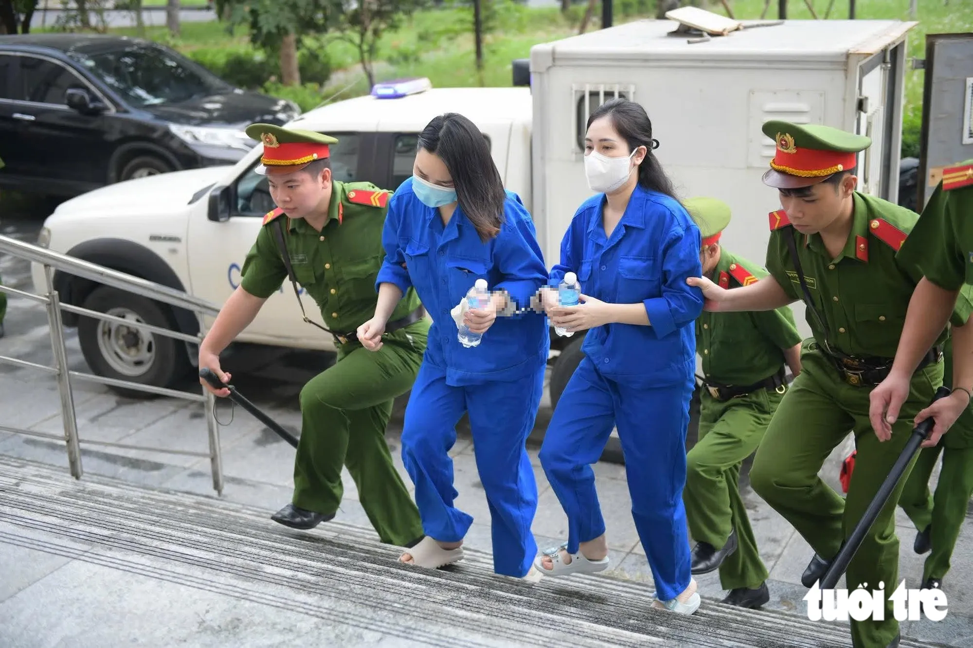 Một số nữ bị cáo được dẫn giải đến phiên tòa - Ảnh: NAM TRẦN