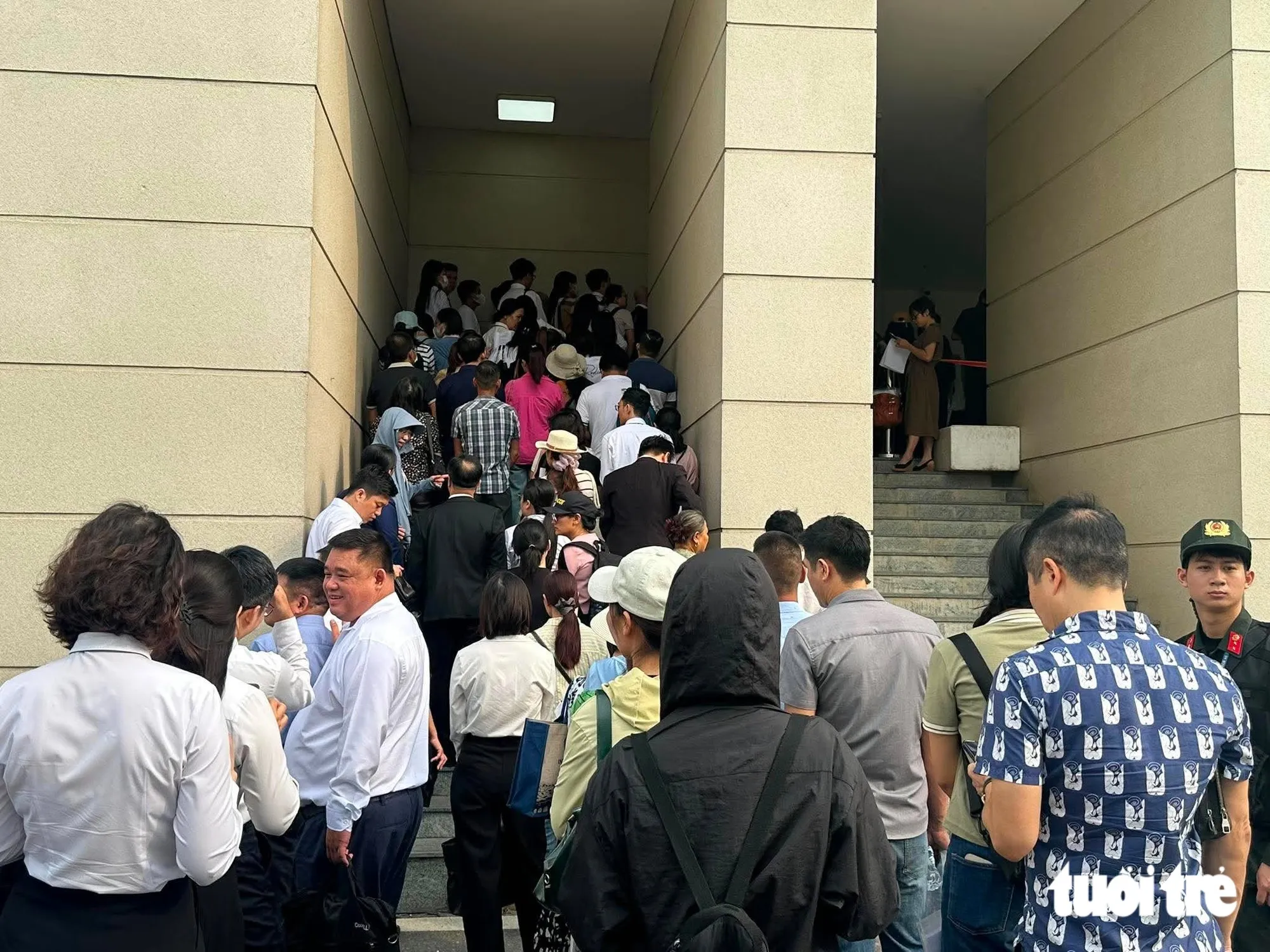 Hàng trăm bị hại xếp hàng làm thủ tục vào dự phiên tòa sáng 26-10 - Ảnh: THÂN HOÀNG