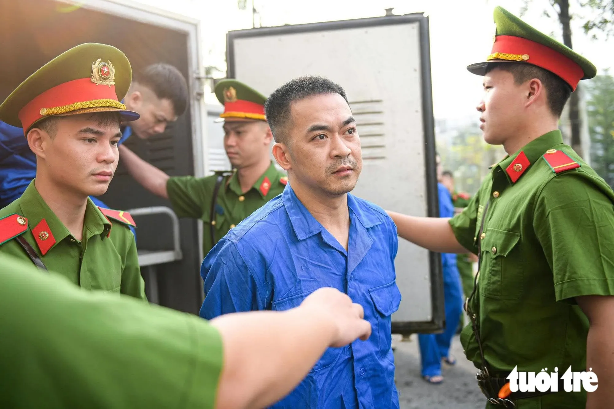 Các bị cáo bị dẫn giải đến phiên tòa sáng 26-10 - Ảnh: NAM TRẦN