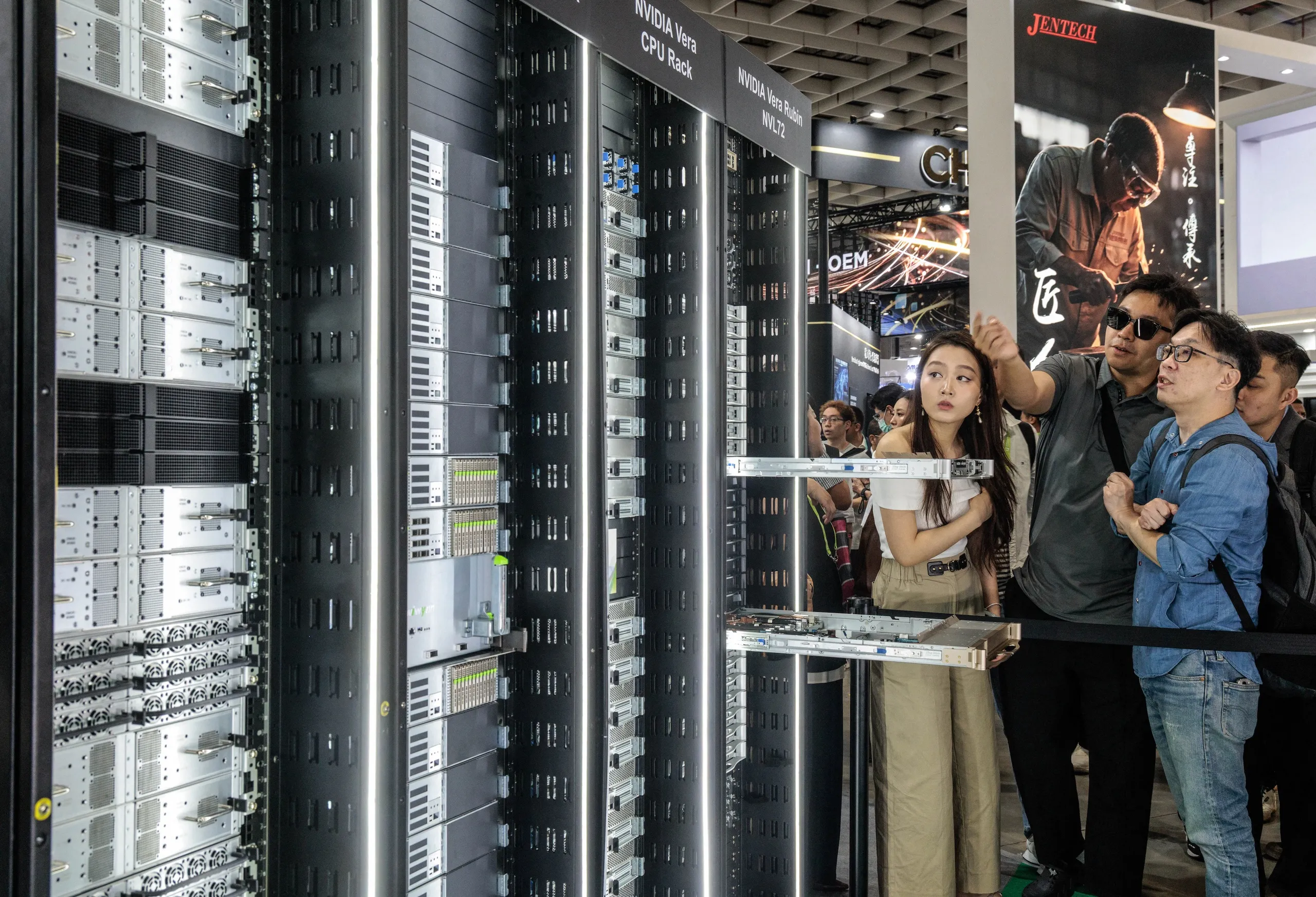 Khách tham quan xem mô hình trung tâm dữ liệu AI tại Computex ở Đài Loan vào trong tháng 6-2026 - Ảnh: AFP