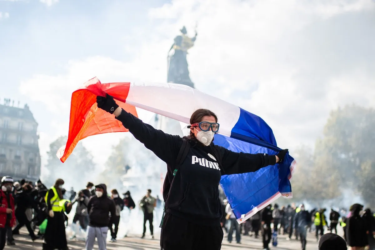 Người biểu tình mang quốc kỳ Pháp ở trung tâm thủ đô Paris.
Giới chức Pháp nói rằng 