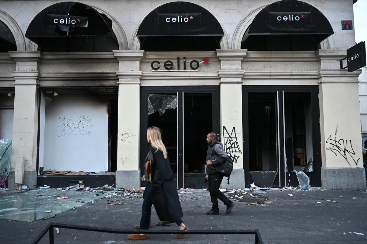 Một cửa hàng bị đập phá, cướp bóc sau vụ bạo loạn ở Paris ngày 17/10.
Theo phóng viên AFP, đám đông đeo khẩu trang, mặc áo hoodie đen đã phá cửa cuốn kim loại ở nhiều cửa hàng, sau đó vét sạch các sản phẩm bên trong. Tại một siêu thị, những kẻ hôi của mang theo túi chứa đầy bánh ngọt, nước ép trái cây và rượu khi rời đi. Máy tính tiền cũng bị đập vỡ để tìm tiền mặt.