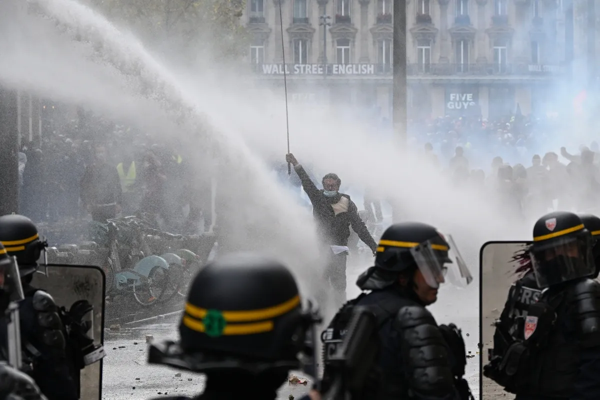 Cảnh sát dùng vòi rồng để giải tán đám đông ở Paris.
Hãng thông tấn Reuters mô tả đây là 