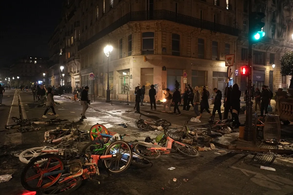 Xe đạp nằm ngổn ngang trên đường phố Paris tối 17/10.
Thủ tướng Sebastien Lecornu tối 17/10 thông báo khoảng 1.200 người đã bị bắt, thêm rằng 150 cảnh sát đã bị thương trong các cuộc biểu tình.