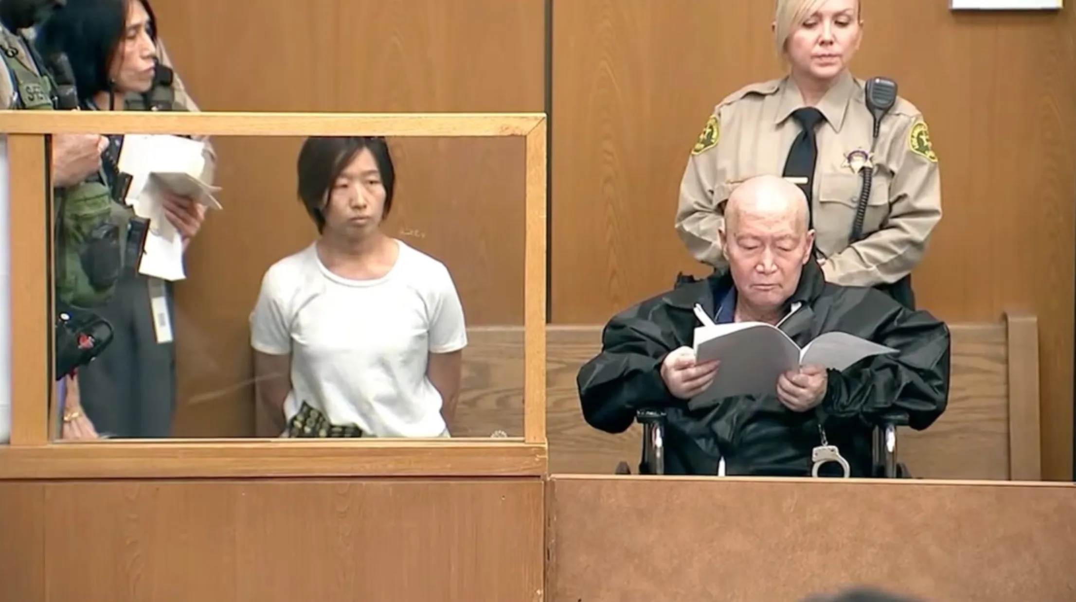 Guojun Xuan (phải), 66 tuổi, và Silvia Zhang, 39 tuổi, trình diện tại tòa án Pasadena ngày 6/10.