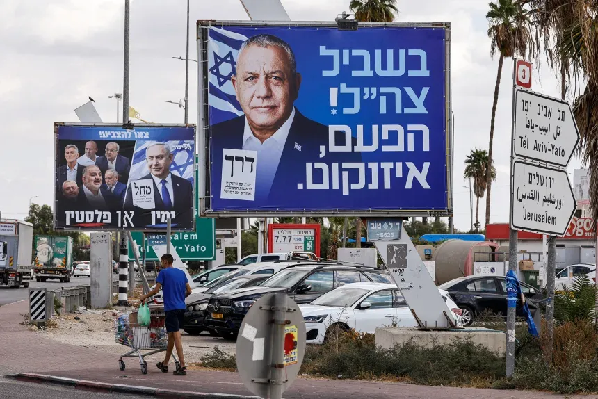 Các bảng quảng cáo tranh cử có hình Thủ tướng Israel Benjamin Netanyahu và ông Gadi Eisenkot, đặt tại TP Kiryat Malachi (Israel) hôm 27-10 - Ảnh: REUTERS