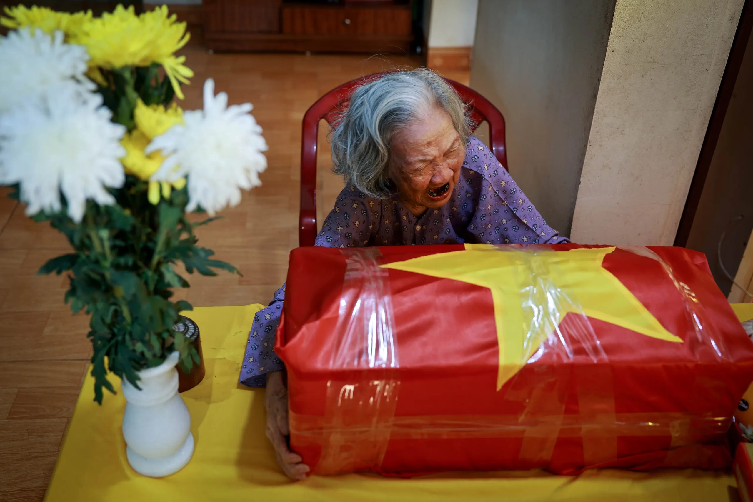 Cụ Nguyễn Thị Tửu (95 tuổi), mẹ liệt sĩ Phan Văn Cánh, bật khóc ôm lấy hài cốt của con trai. Vào ngày 17-7-2026, Viện Pháp y quốc gia (Bộ Y tế) đã thông báo kết quả xét nghiệm ADN và chính thức thông báo: 