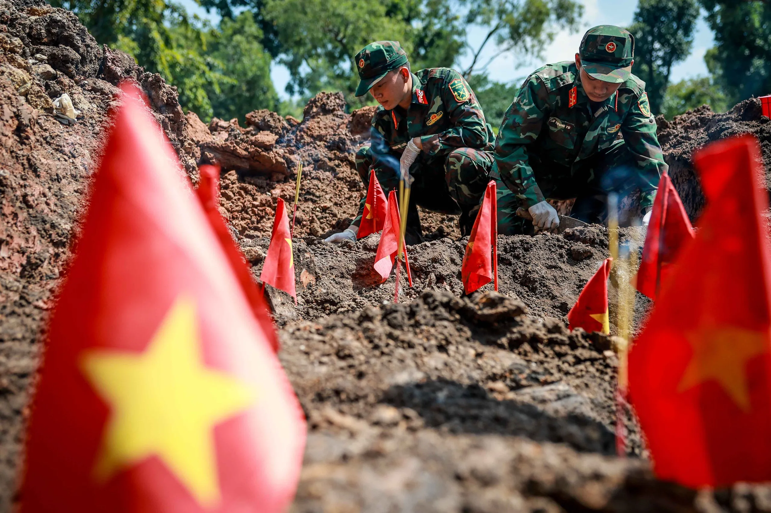 Tại công viên Lê Thị Riêng (TP.HCM), những lá Quốc kỳ được cắm xuống biểu trưng cho việc đánh dấu tìm thấy một hài cốt liệt sĩ - Ảnh: NGUYỄN KHÁNH