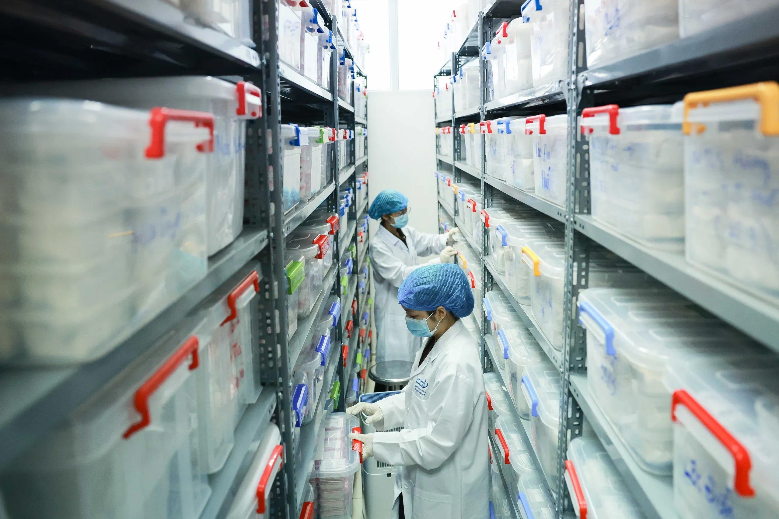 Hài cốt các liệt sĩ được quy tập từ các nghĩa trang khắp cả nước được chuyển về Trung tâm giám định ADN, thuộc Viện Sinh học, Viện hàn lâm Khoa học và Công nghệ Việt Nam để tiến hành giám định - Ảnh: NGUYỄN KHÁNH