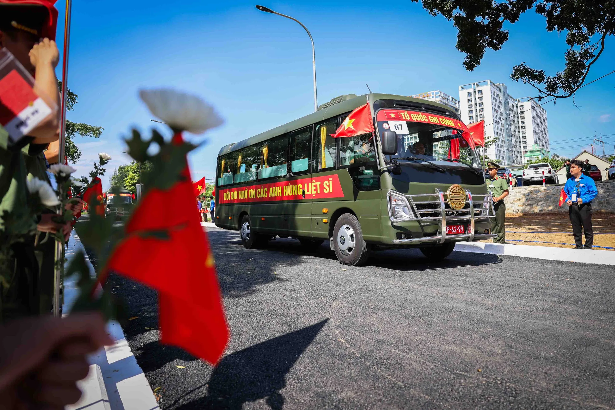 Đoàn xe chở hài cốt các liệt sĩ được quy tập từ công viên Lê Thị Riêng di chuyển đến Nghĩa trang liệt sĩ TP.HCM làm lễ an táng - Ảnh: NGUYỄN KHÁNH