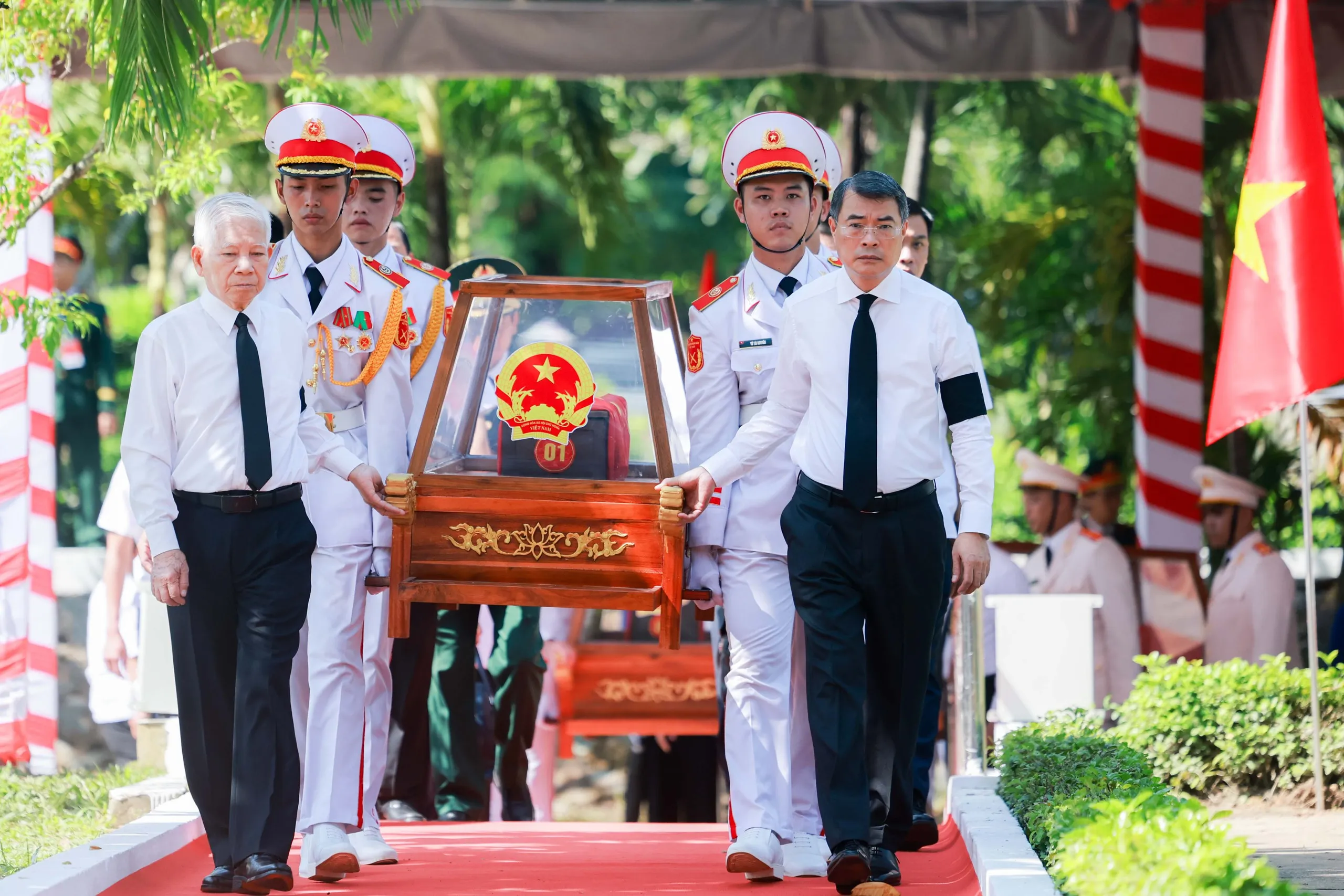 Nguyên Chủ tịch nước Nguyễn Minh Triết và Thủ tướng Chính phủ Lê Minh Hưng di quan hài cốt liệt sĩ được quy tập tại công viên Lê Thị Riêng về an táng tại Nghĩa trang liệt sĩ TP.HCM vào sáng 14-10 - Ảnh: NGUYỄN KHÁNH