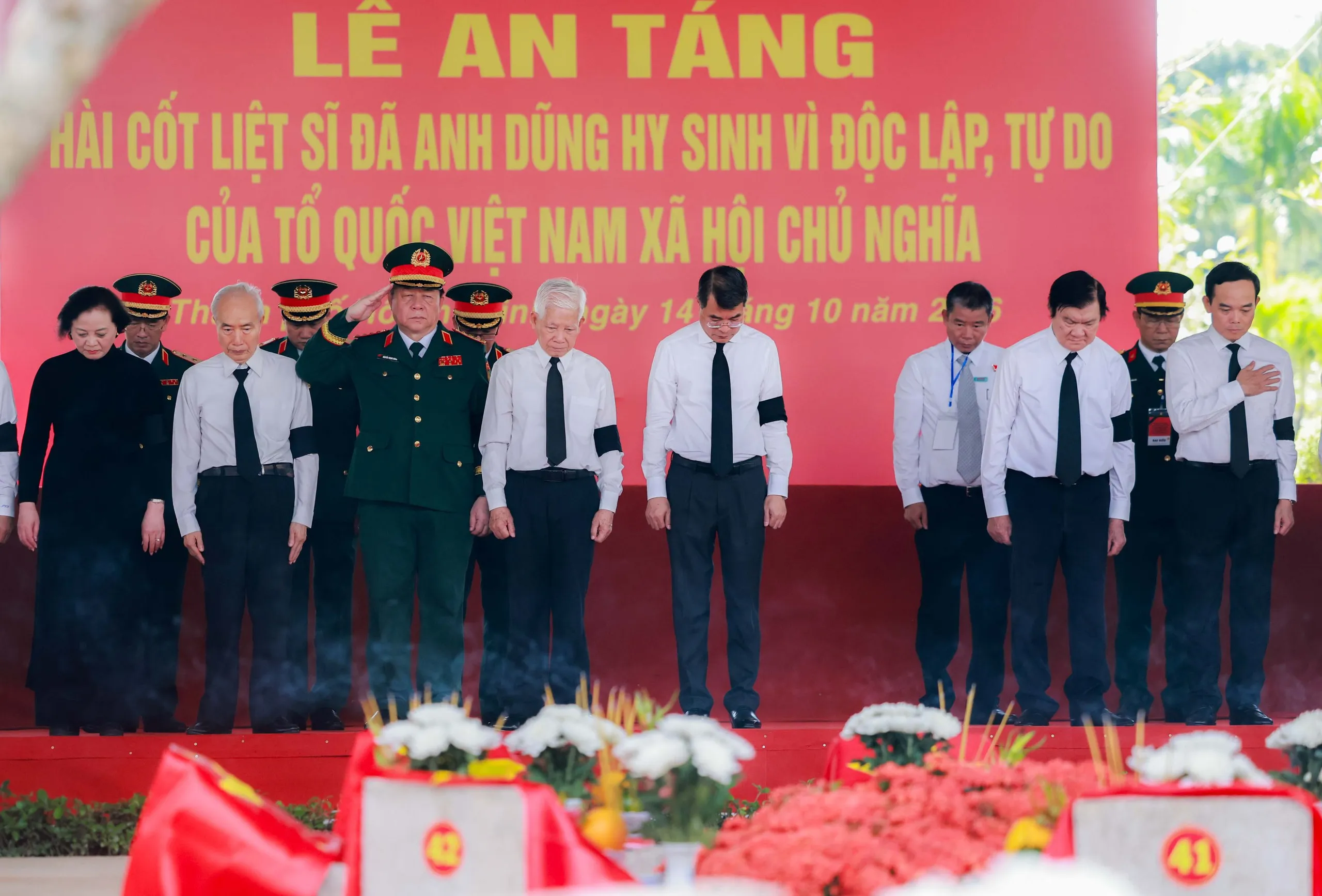 Thủ tướng Lê Minh Hưng cùng với các lãnh đạo, nguyên lãnh đạo Đảng, Nhà nước dành một phút mặc niệm tri ân các Anh hùng liệt sĩ - Ảnh: NGUYỄN KHÁNH