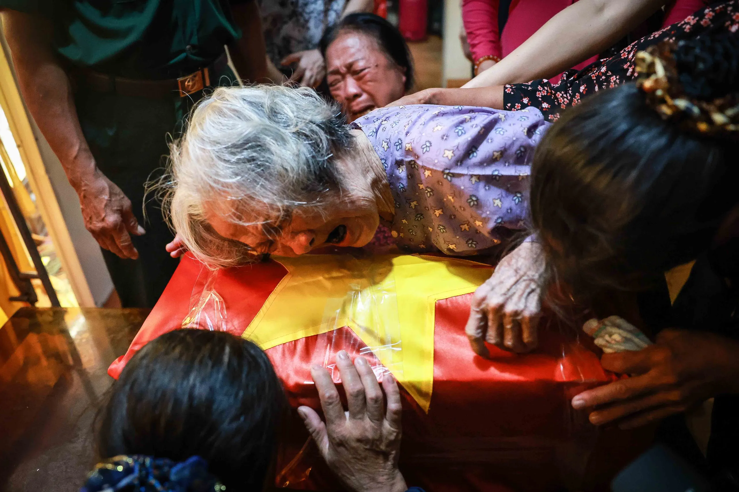 Cụ Nguyễn Thị Tửu (95 tuổi), mẹ liệt sĩ Phan Văn Cánh, bật khóc ôm lấy hài cốt của con trai sau 53 năm xa cách - Ảnh: NGUYỄN KHÁNH