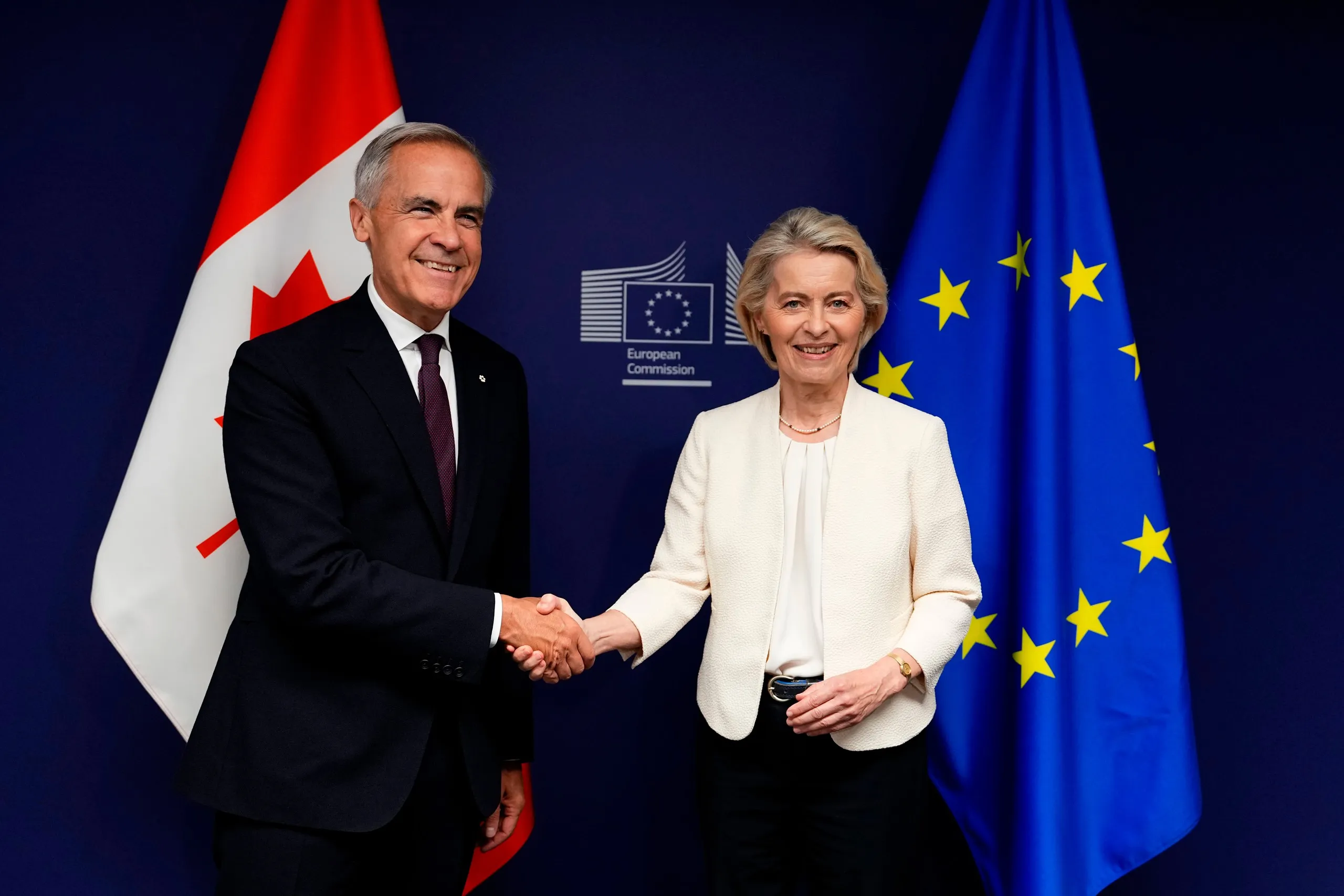 Thủ tướng Canada Mark Carney bắt tay với Chủ tịch Ủy ban châu Âu (EC) Ursula von der Leyen tại Pháp ngày 16-9 - Ảnh: AP