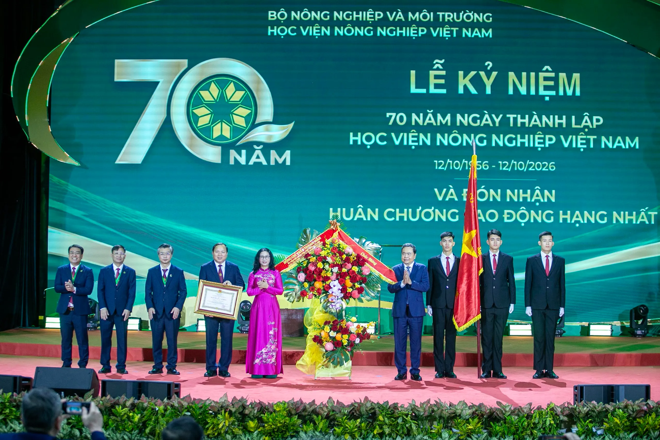 Chủ tịch Quốc hội Trần Thanh Mẫn trao Huân chương Lao động hạng nhất cho Học viện Nông nghiệp Việt Nam - Ảnh: C. TUỆ
