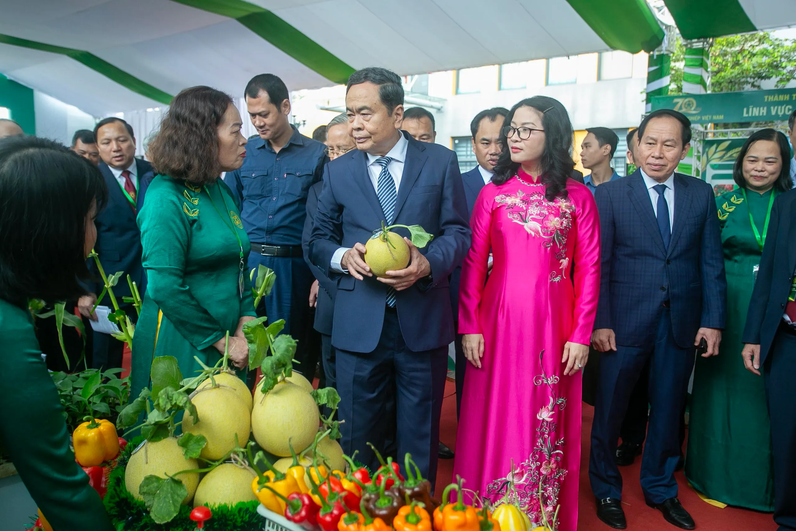 Chủ tịch Quốc hội cùng các đại biểu tham quan gian hàng trưng bày các sản phẩm ngành nông nghiệp - Ảnh: C. TUỆ