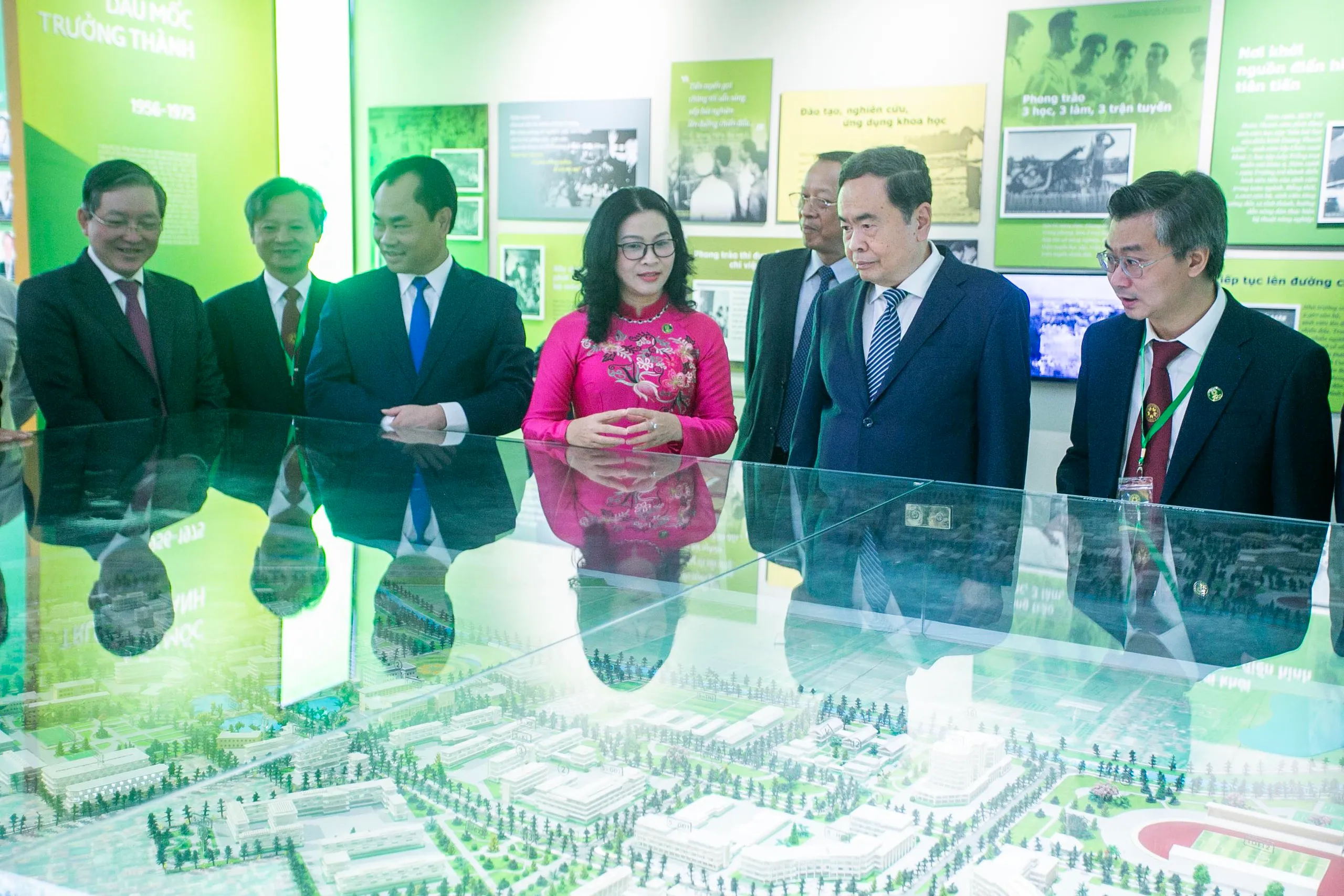 Chủ tịch Quốc hội tham quan phòng truyền thống, phối cảnh Học viện - Ảnh: C. TUỆ