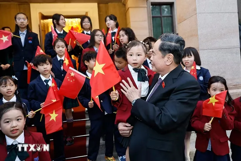 Chủ tịch Quốc hội Trần Thanh Mẫn với các cháu thiếu nhi và cộng đồng người Việt Nam tại Trung Quốc - Ảnh: TTXVN
