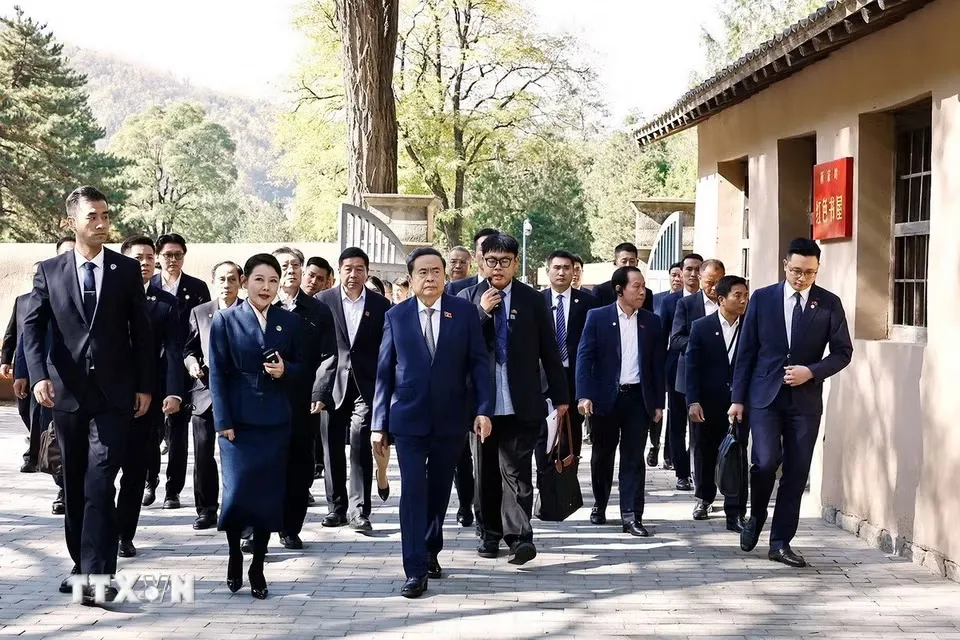 Chủ tịch Quốc hội Trần Thanh Mẫn và đoàn đại biểu cấp cao Việt Nam tham quan Phòng họp Ban Bí thư tại Khu di tích Tảo Viên - Ảnh: TTXVN