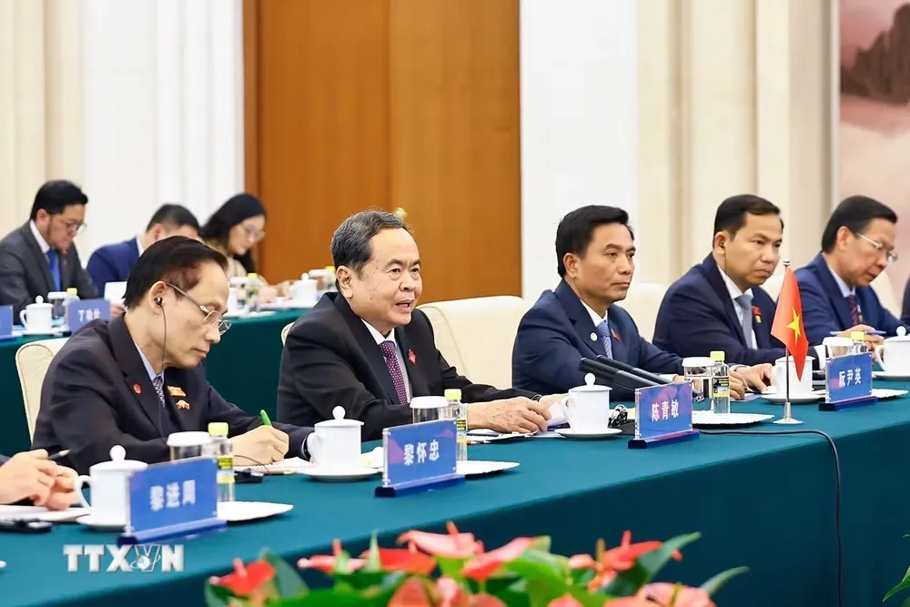 Chủ tịch Quốc hội Trần Thanh Mẫn và thành viên đoàn cấp cao Việt Nam tại cuộc hội kiến Chủ tịch Chính hiệp toàn quốc Trung Quốc Vương Hộ Ninh - Ảnh: TTXVN